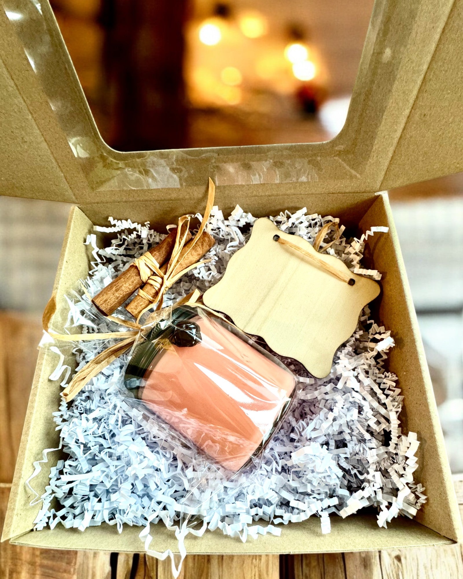 Świeca sojowa intencyjna 250 ml z naturalnym kamieniem – wybierz swoją energię: Cytryn lub Granat, personalizacja grawerem na prezent