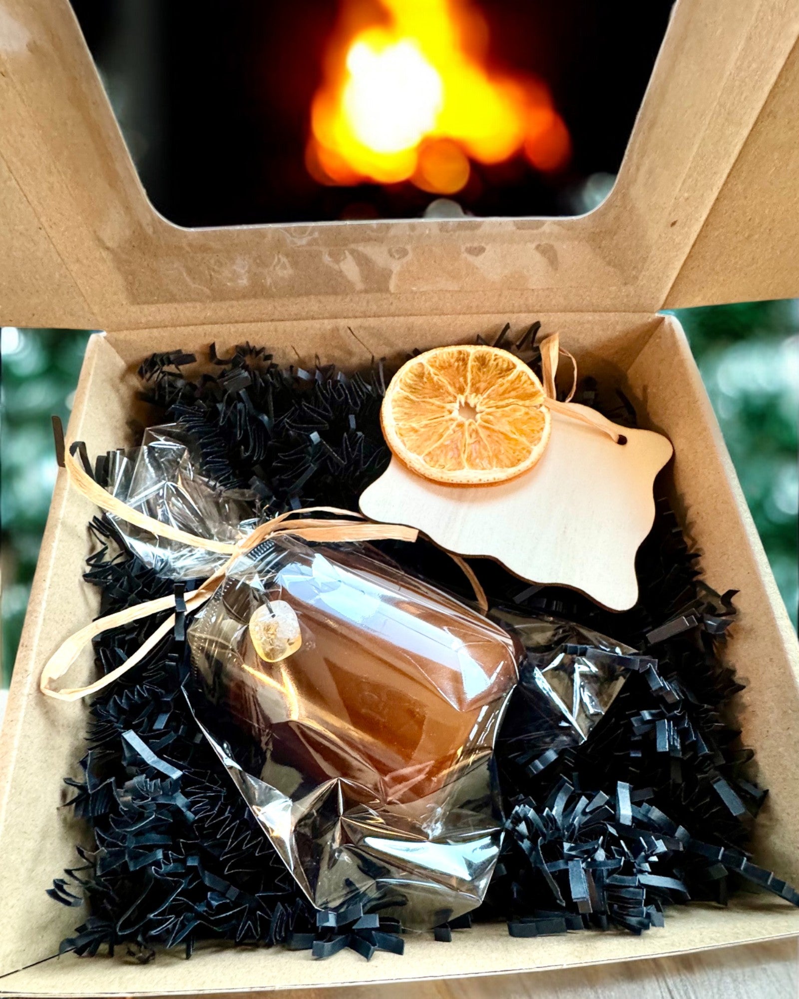 Intenční sójová svíčka 250 ml s přírodním kamenem – vyberte si svou energii: citrín nebo granát, personalizace gravírováním jako dárek