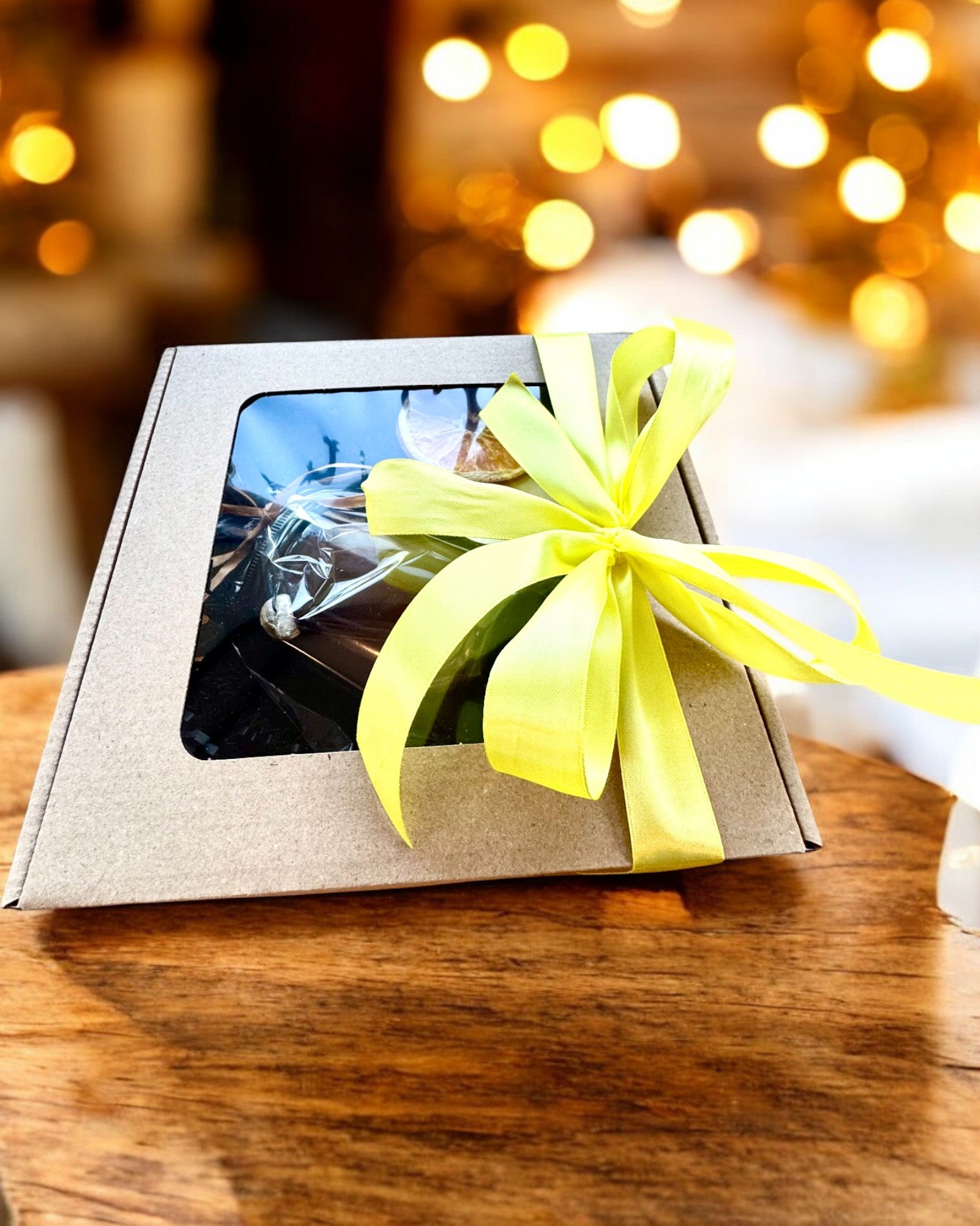 Intenční sójová svíčka 250 ml s přírodním kamenem – vyberte si svou energii: citrín nebo granát, personalizace gravírováním jako dárek