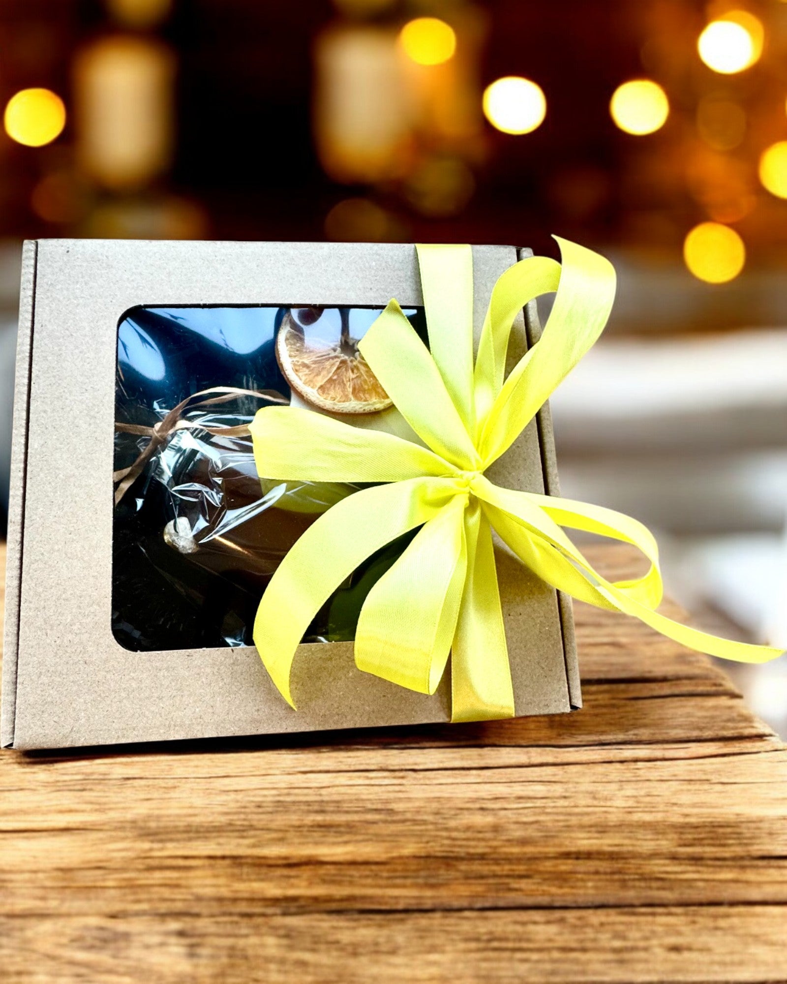 Świeca sojowa intencyjna 250 ml z naturalnym kamieniem – wybierz swoją energię: Cytryn lub Granat, personalizacja grawerem na prezent