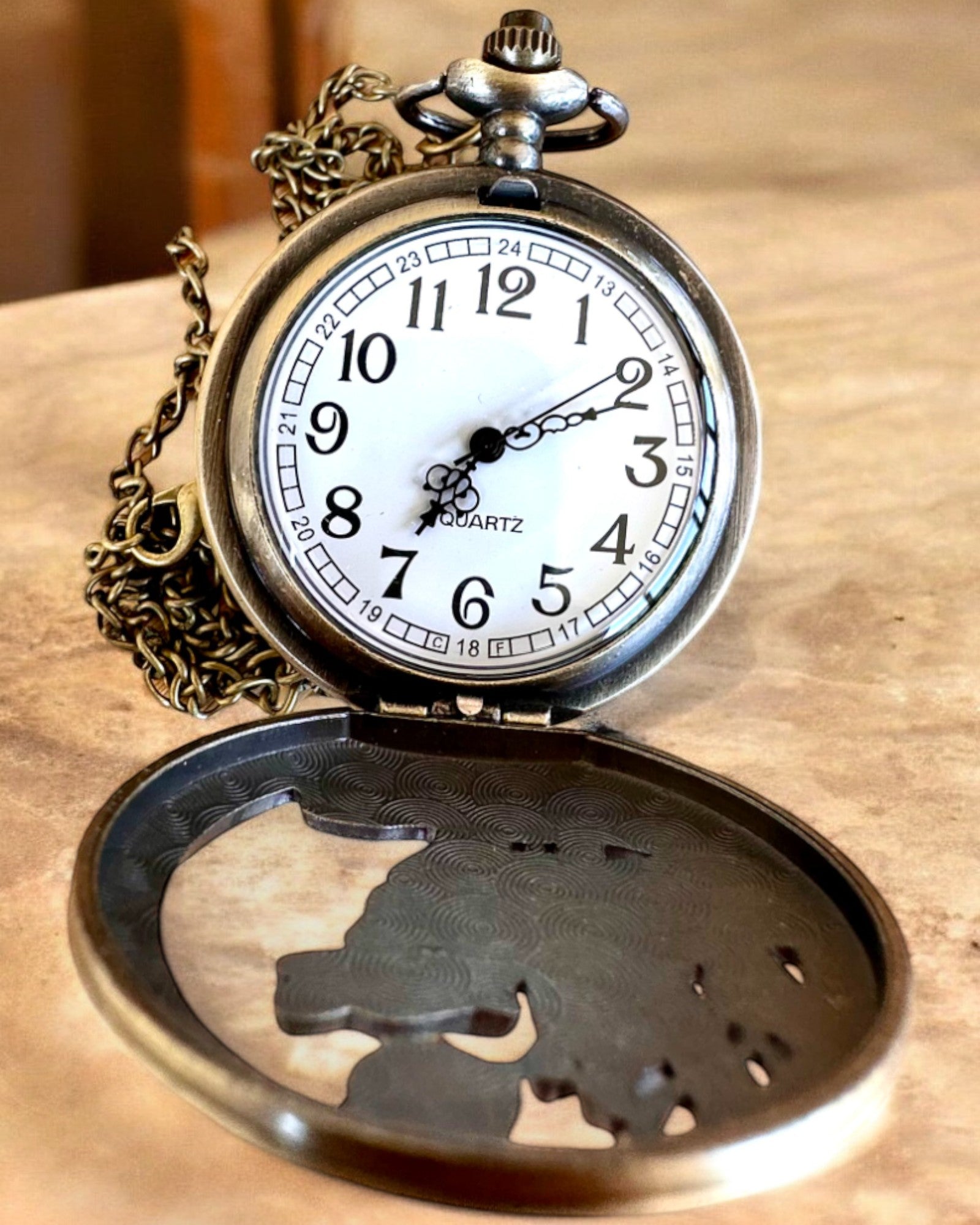 "Luna Wolf" – Stylish Pocket Watch with Wolves, customizable with engraving for a gift