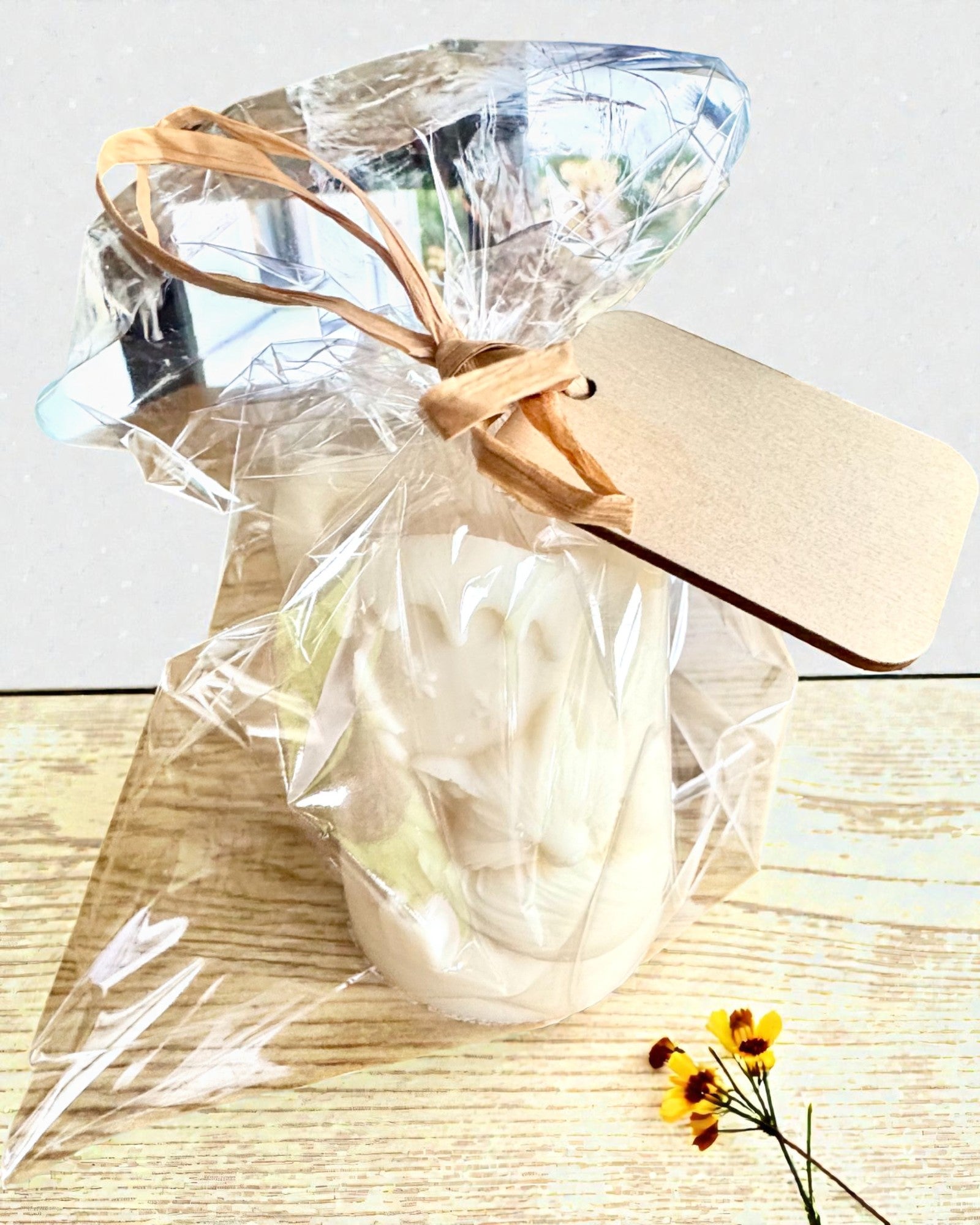 Соєва свічка Зимова Лисичка, висота 7,5 см, ручна робота зі сплячою милою лисичкою, з можливістю персоналізації гравіюванням на табличці