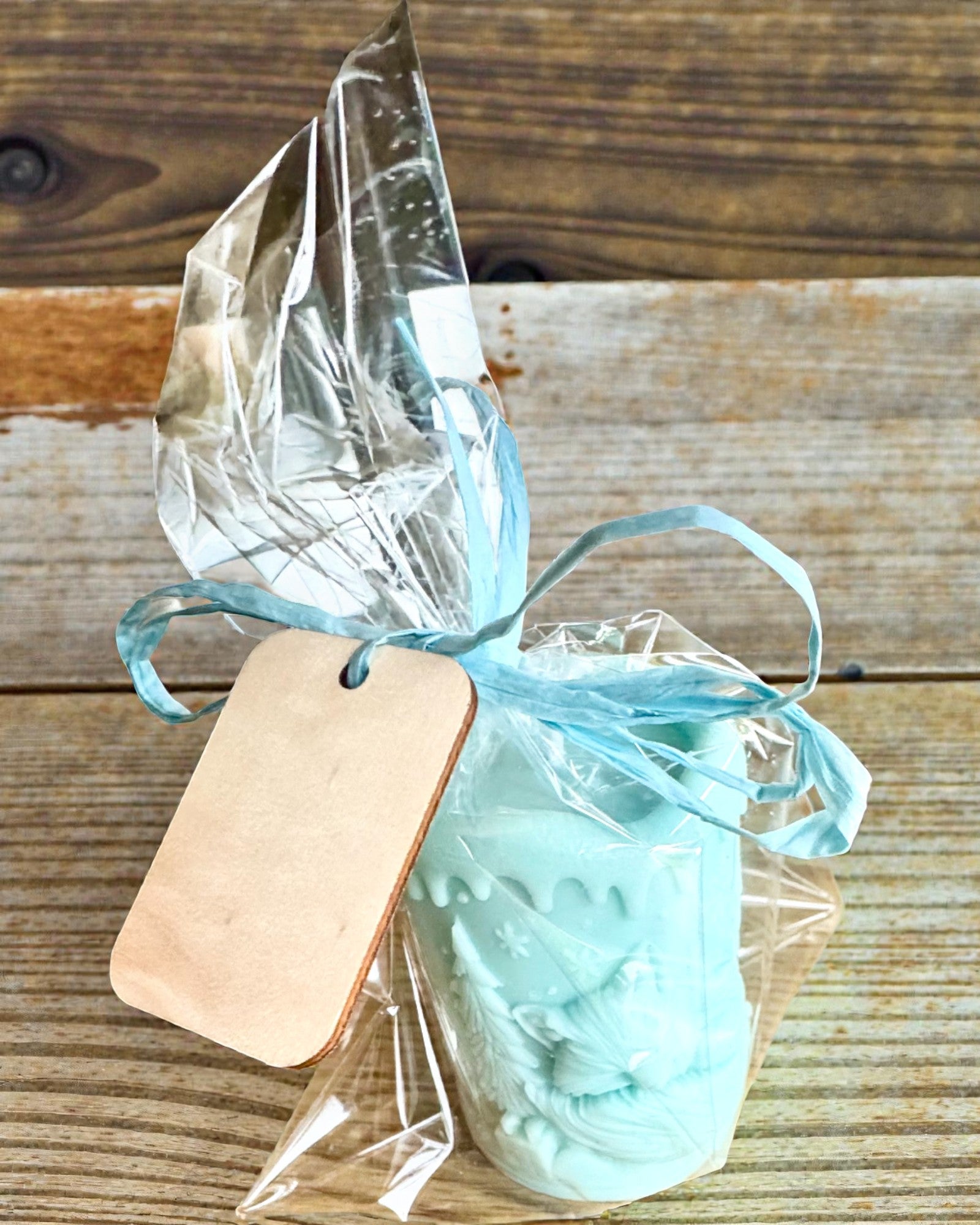 Соєва свічка Зимова Лисичка, висота 7,5 см, ручна робота зі сплячою милою лисичкою, з можливістю персоналізації гравіюванням на табличці