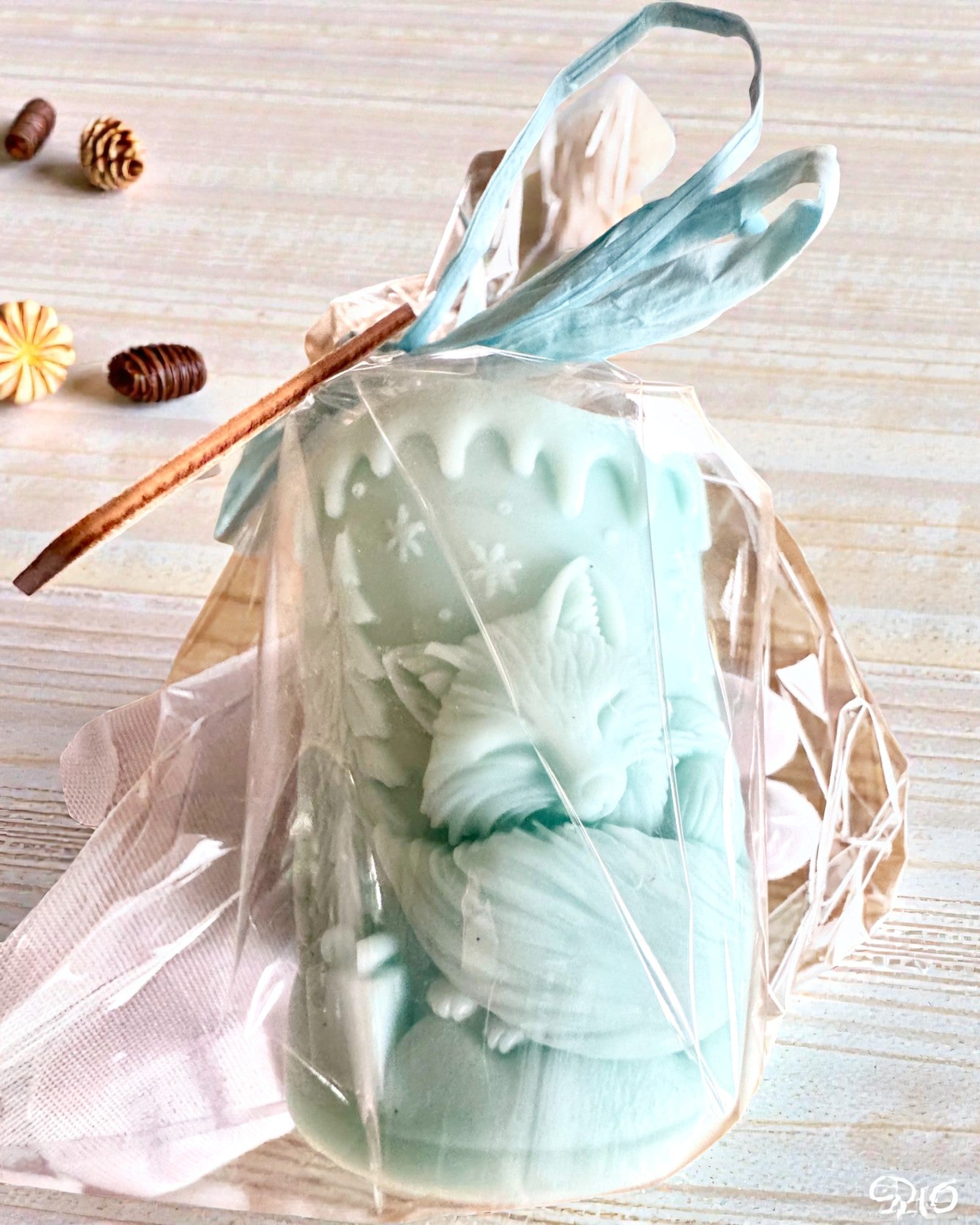 Соєва свічка Зимова Лисичка, висота 7,5 см, ручна робота зі сплячою милою лисичкою, з можливістю персоналізації гравіюванням на табличці