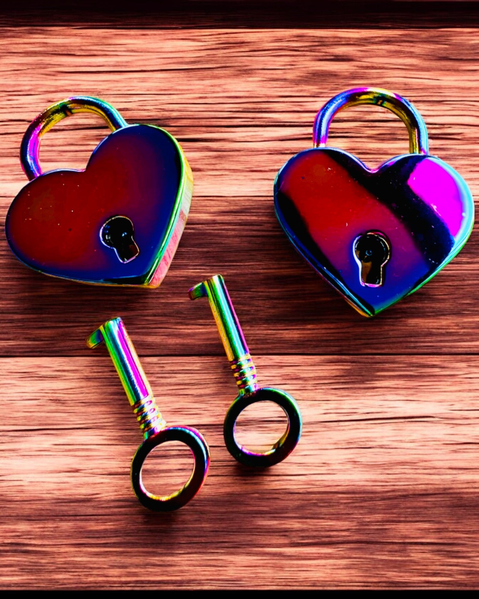 Мініатюрні Любовні Замки Серце DeLuxe, Набір з 2 замків з ключами, 6 варіантів на вибір, можливість персоналізації гравіюванням для подарунка