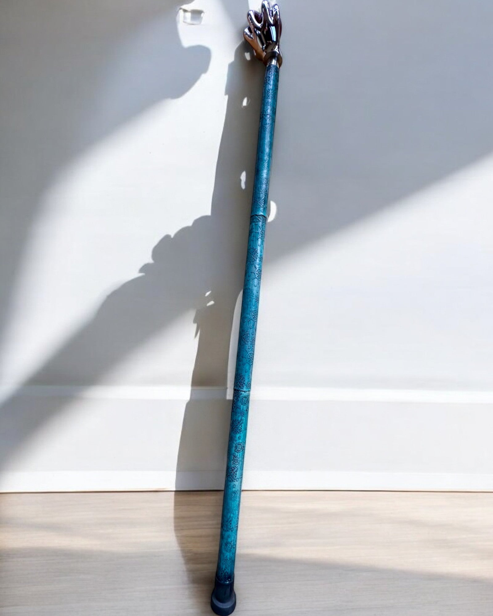 Hůl na chození "Královská Ruka" – ručně vyrobená s možností personalizace gravírováním z přírodní kůže