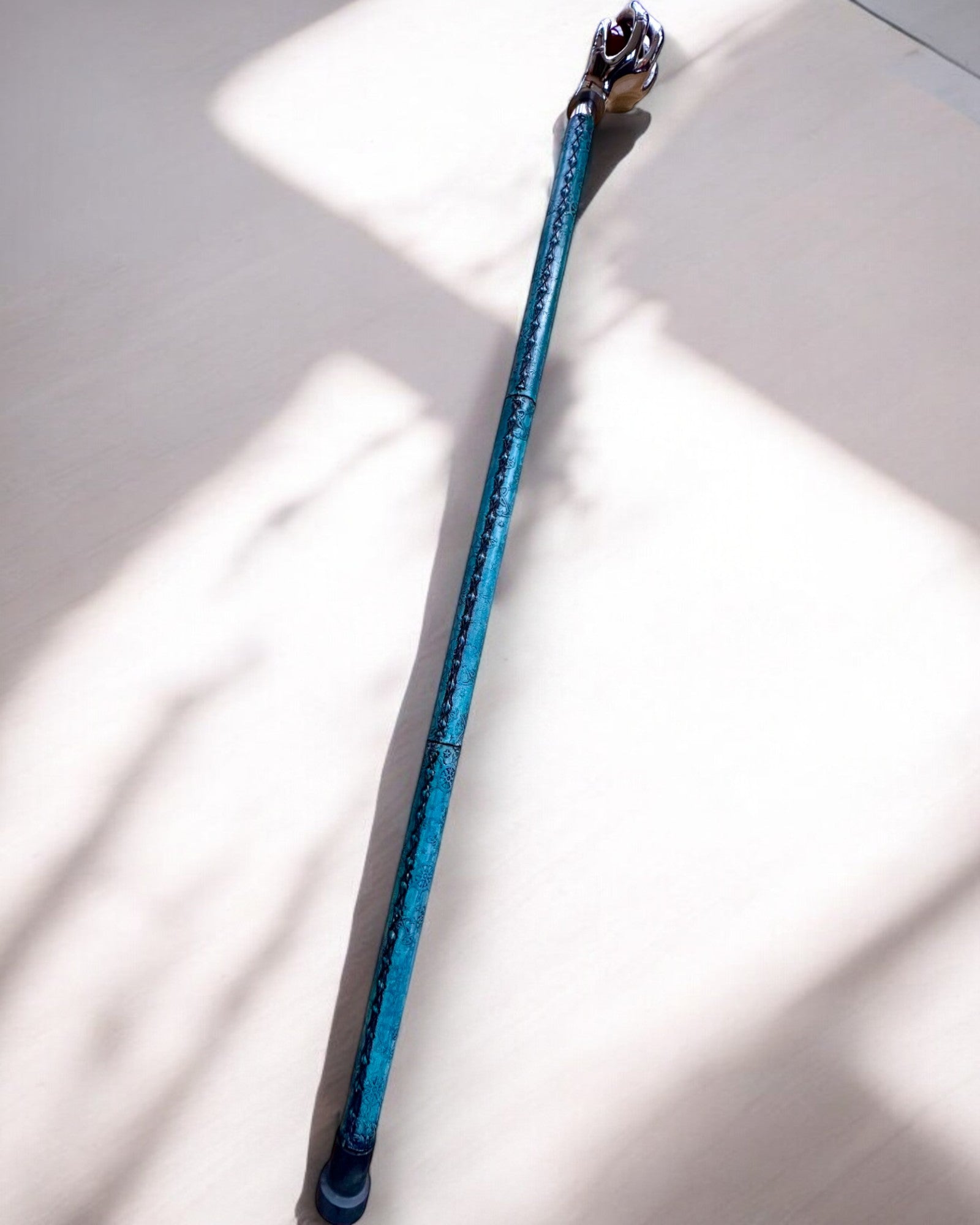 Hůl na chození "Královská Ruka" – ručně vyrobená s možností personalizace gravírováním z přírodní kůže