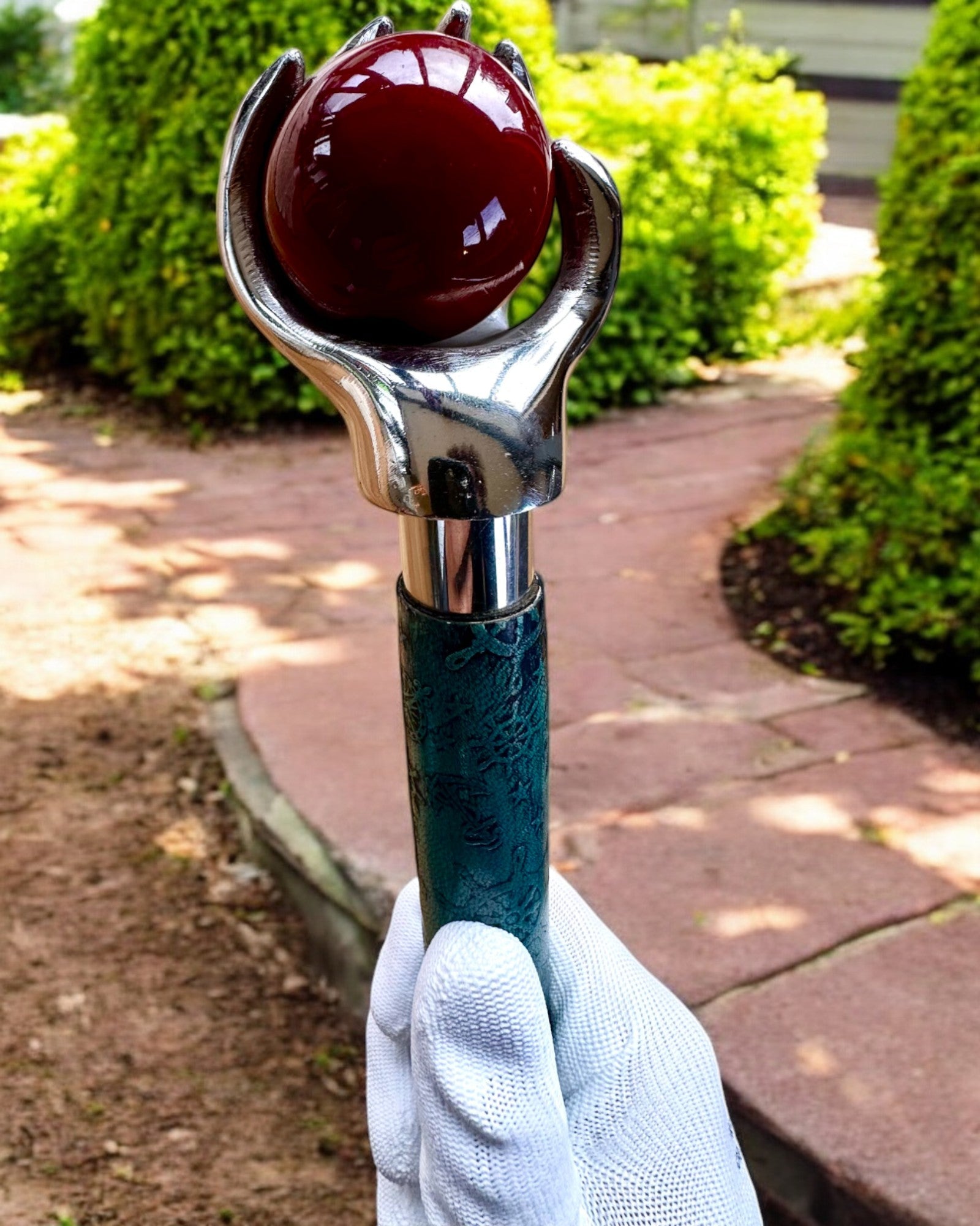 Hůl na chození "Královská Ruka" – ručně vyrobená s možností personalizace gravírováním z přírodní kůže