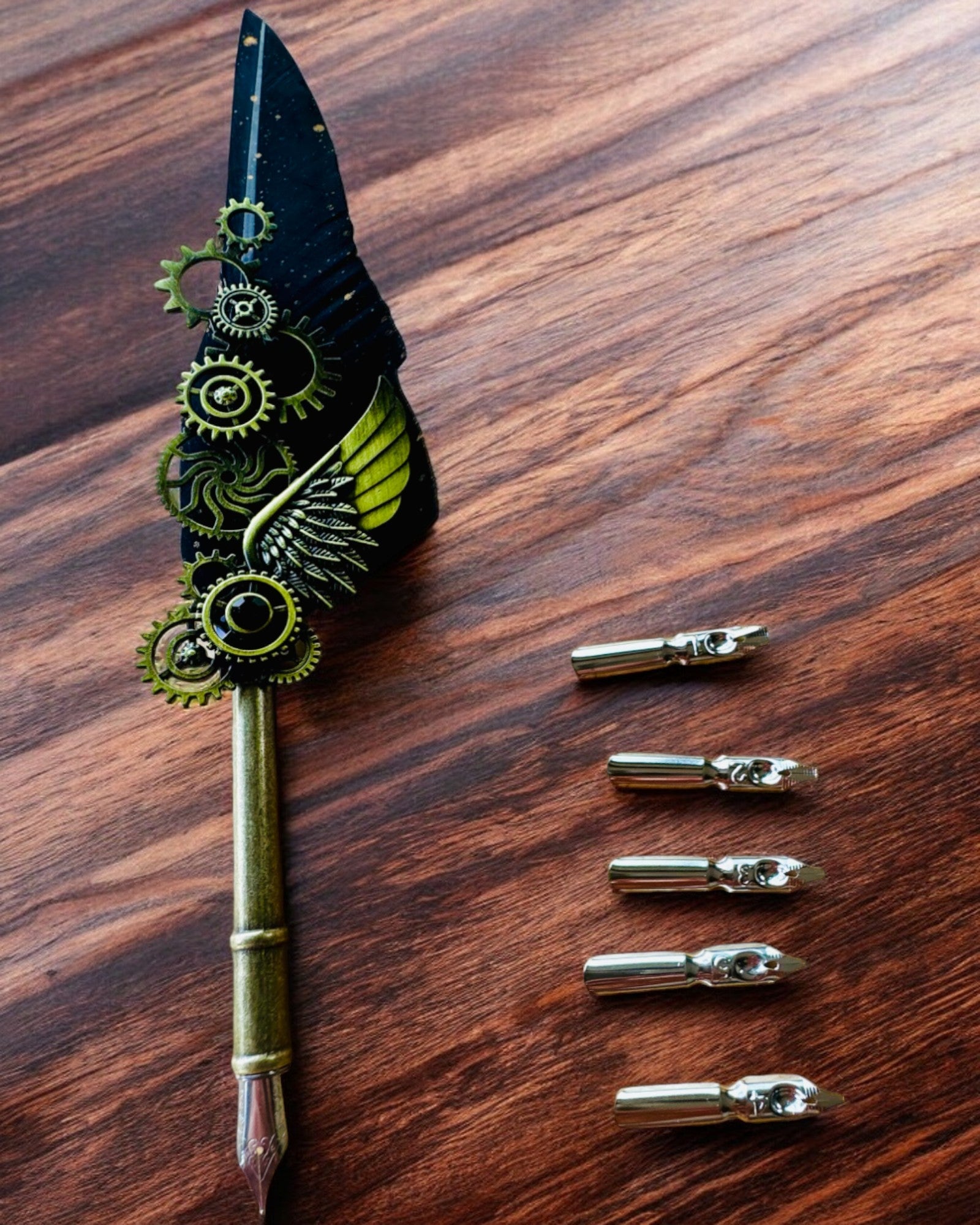 Kaligrafické pero "Steampunková elegance" s krocaním perem - Ručně vyrobené, 5 variant na výběr, personalizace gravírováním jako dárek