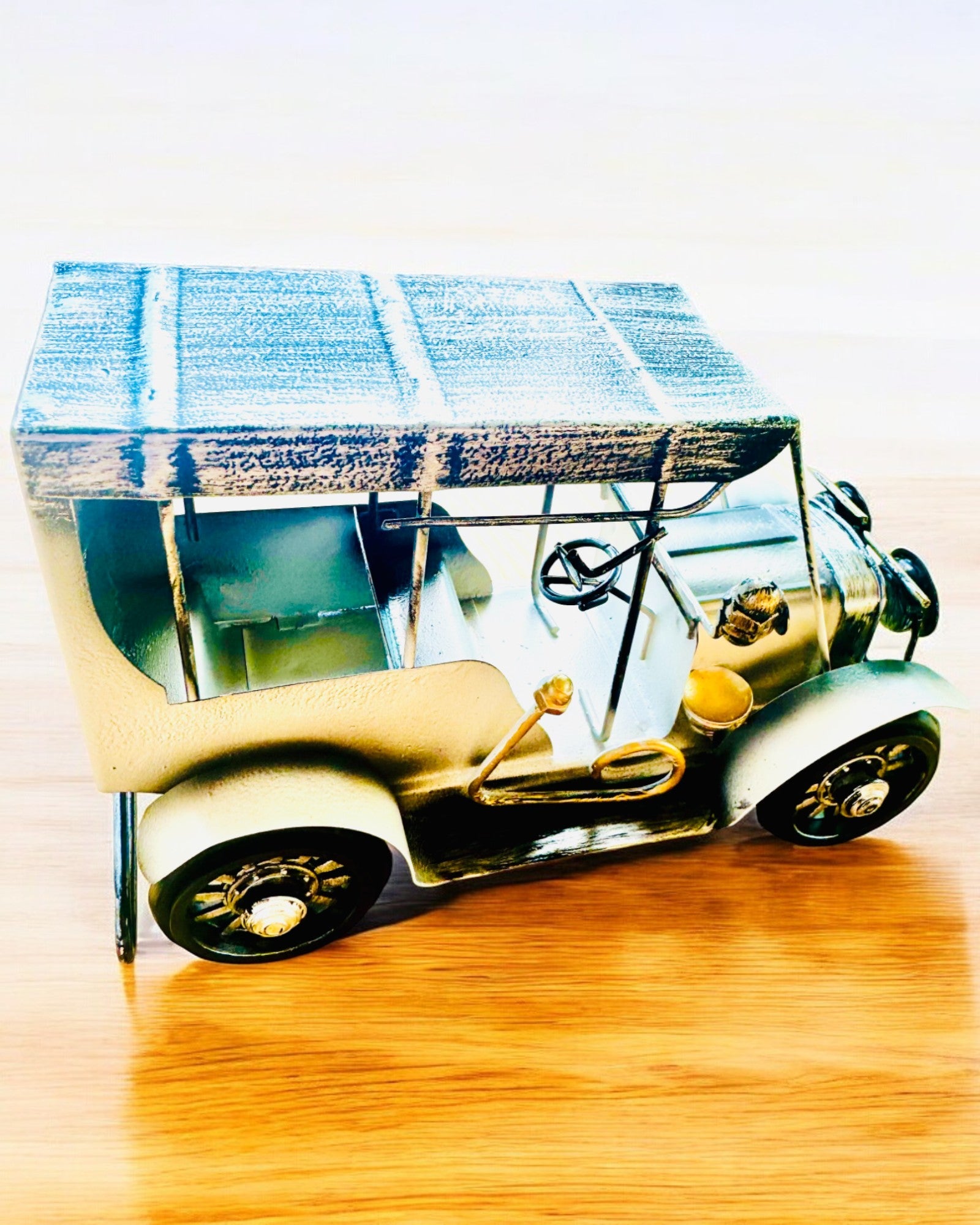 Класична модель автомобіля Retro - три варіанти з опцією гравіювання на подарунок