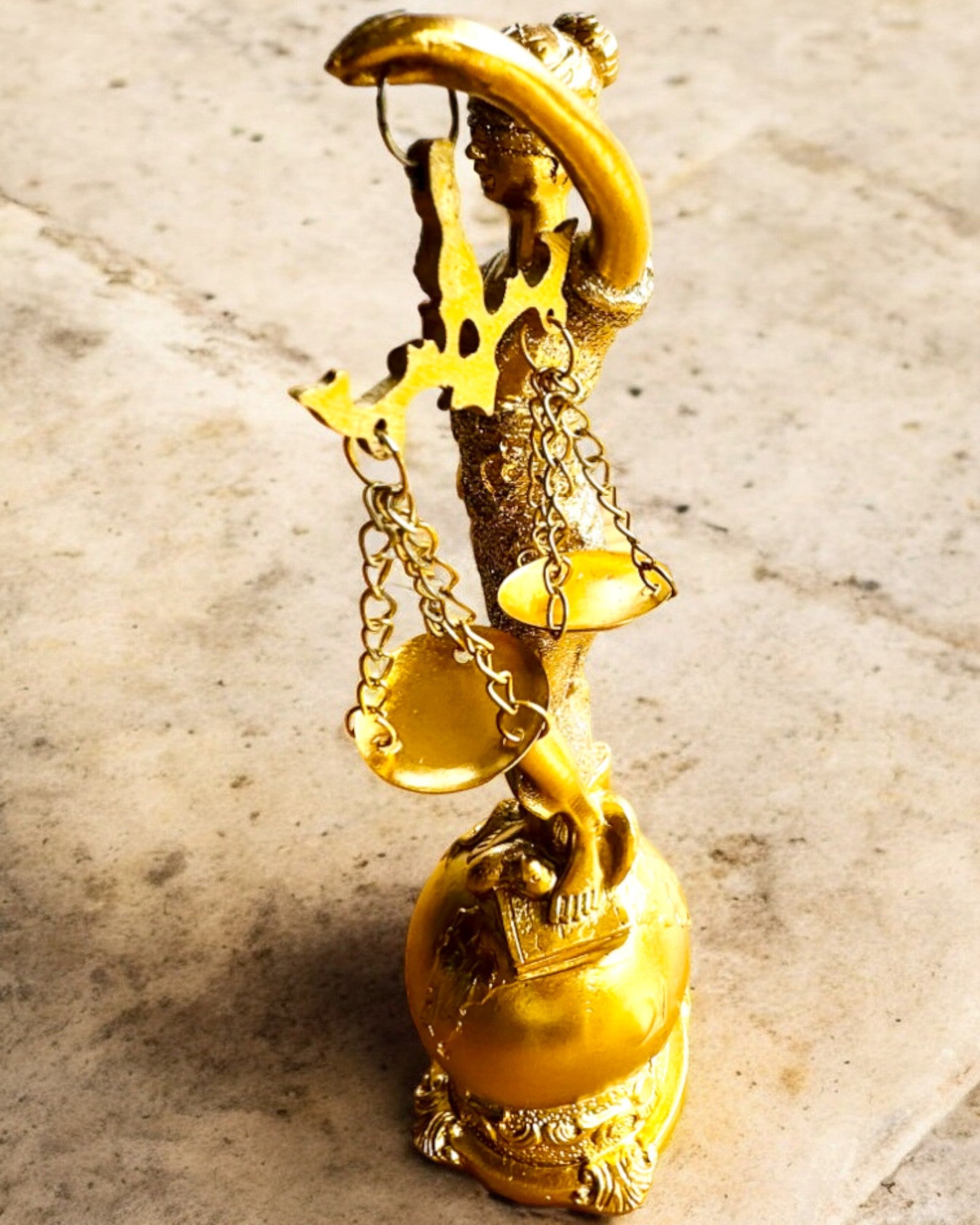 Статуетка Богині Справедливості – Артистична Декорація на Полицю, Ремесло з Смоли, персоналізація гравіюванням