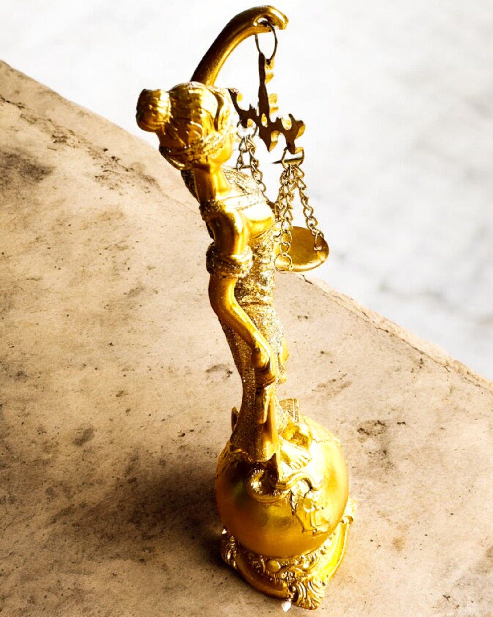 Статуетка Богині Справедливості – Артистична Декорація на Полицю, Ремесло з Смоли, персоналізація гравіюванням