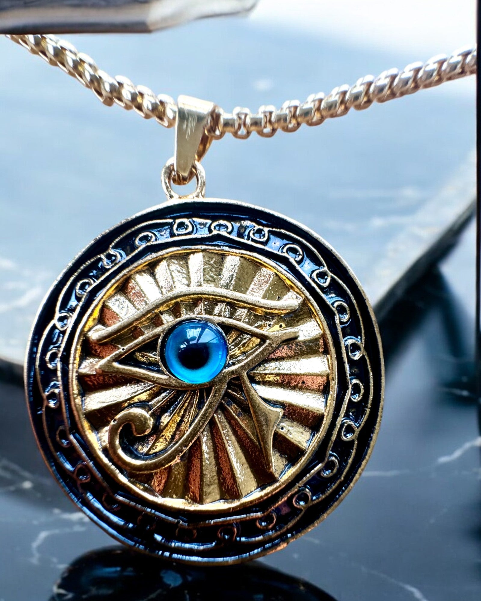 Amulet "Oko Horusa" - Elegance a Ochrana, možnost personalizace gravírováním jako dárek