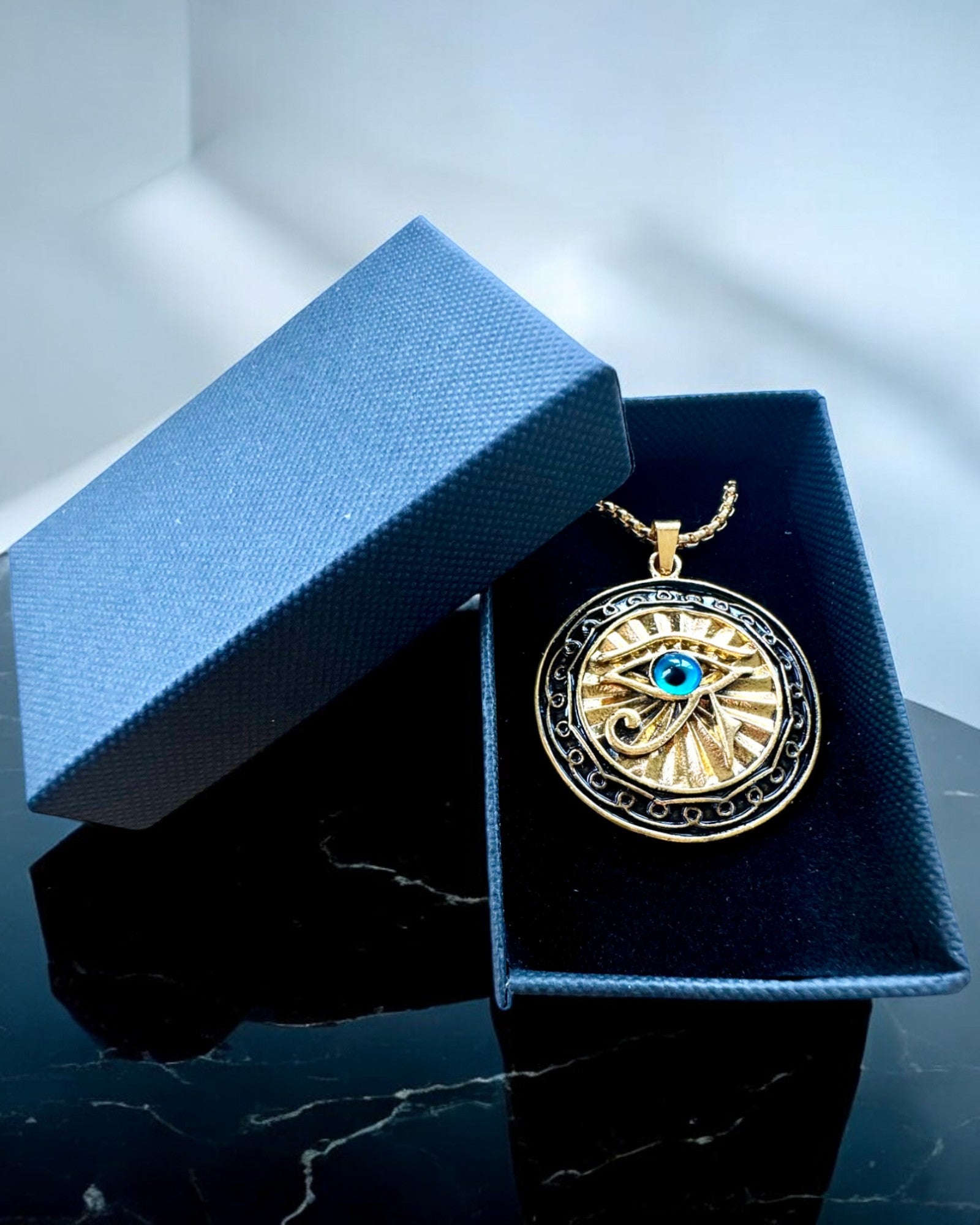 Amulet "Oko Horusa" - Elegance a Ochrana, možnost personalizace gravírováním jako dárek