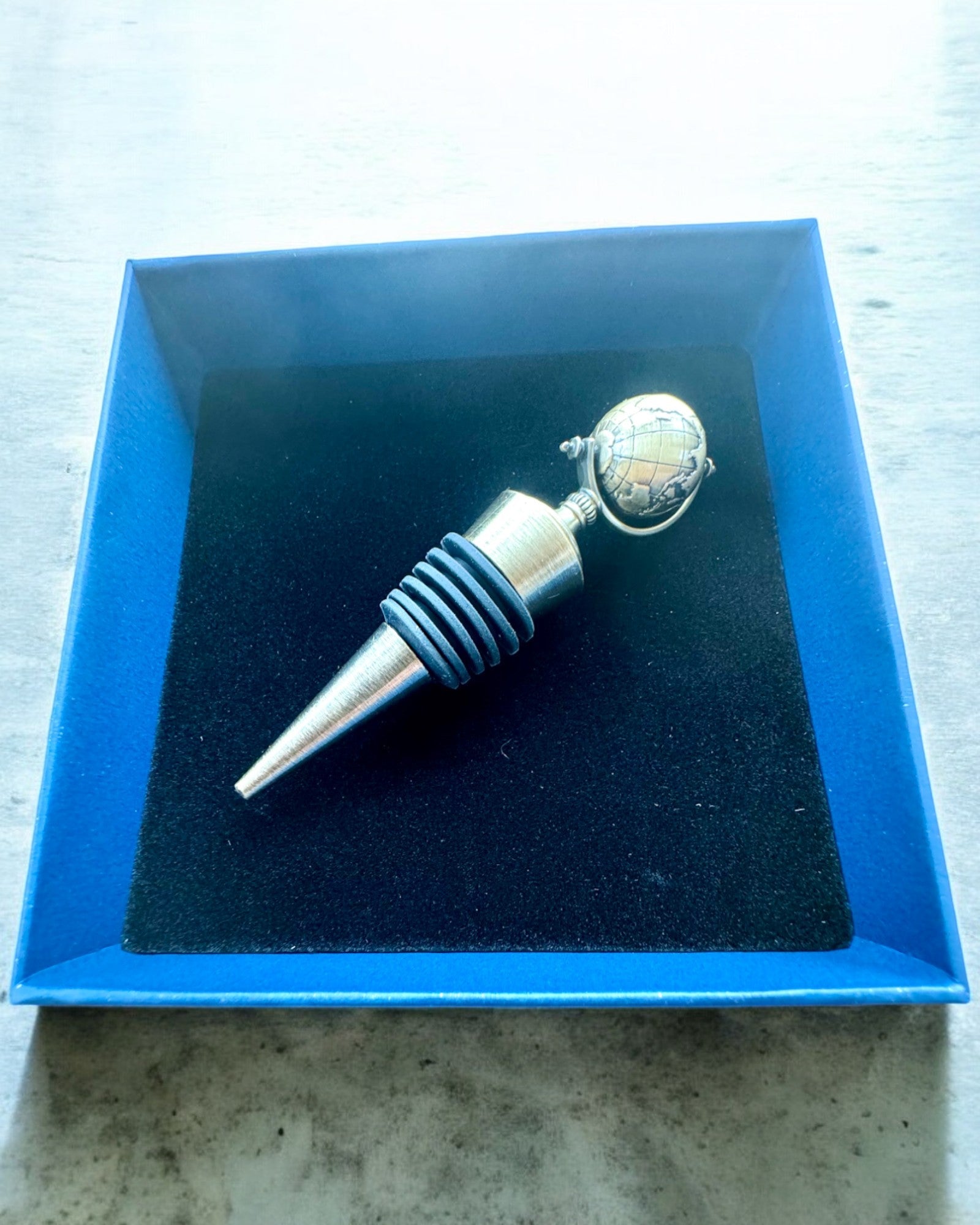 GloboStop - Zátka na víno s gravírováním, možnost personalizace gravírováním jako dárek