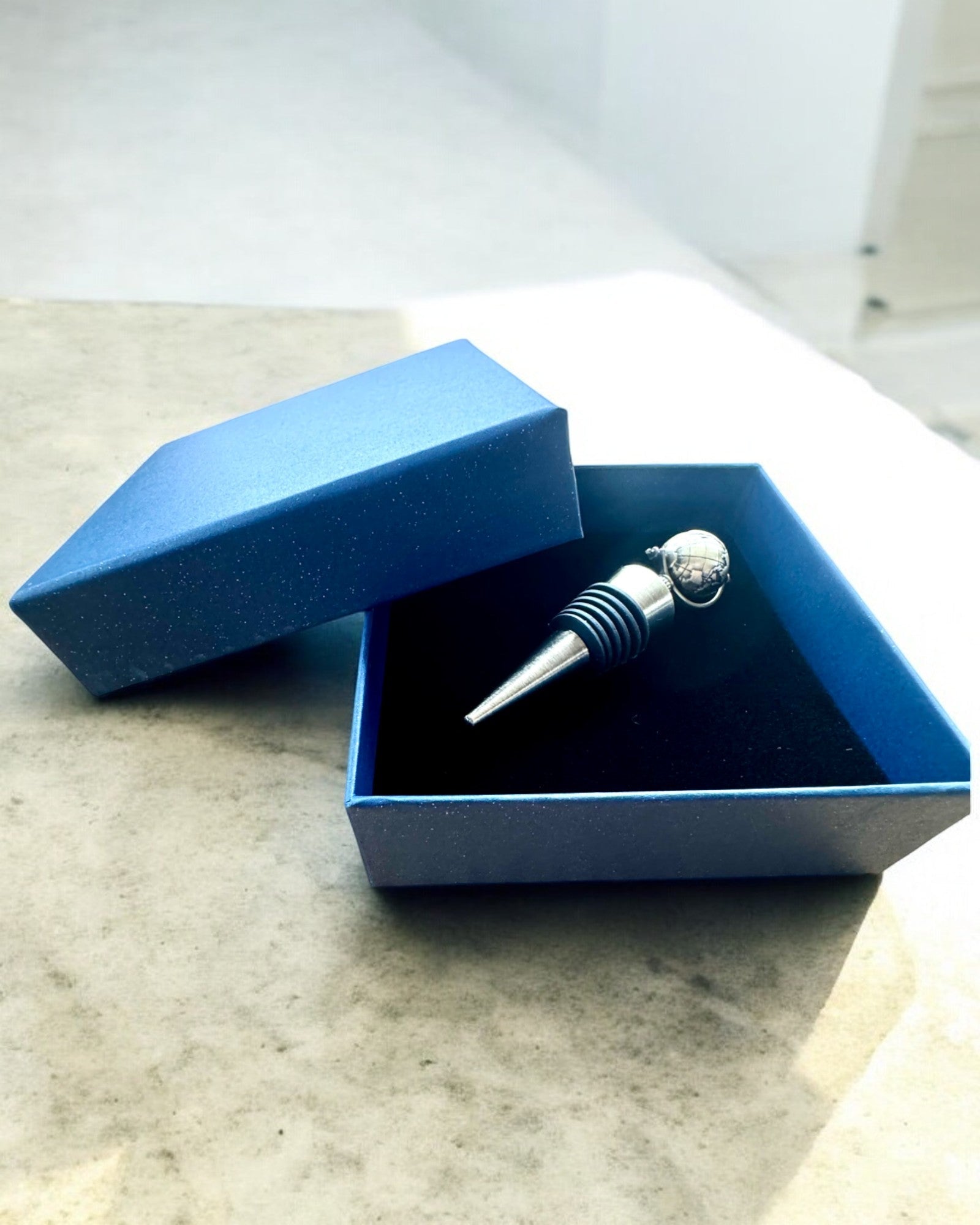 GloboStop - Zátka na víno s gravírováním, možnost personalizace gravírováním jako dárek