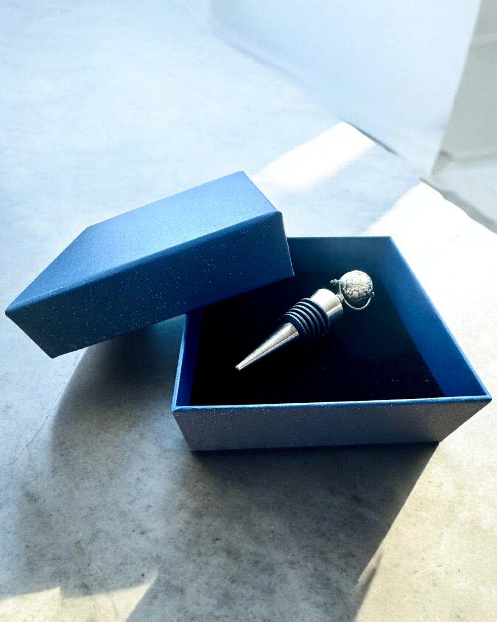 GloboStop - Zátka na víno s gravírováním, možnost personalizace gravírováním jako dárek