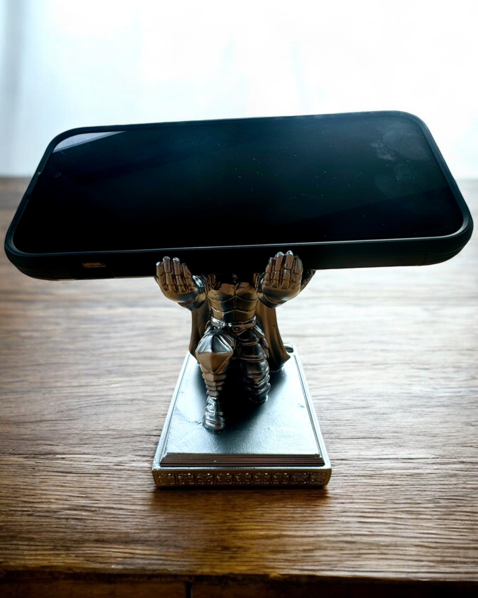 Rytířský stojan rytíře na telefon nebo pero, možnost personalizace gravírováním jako dárek