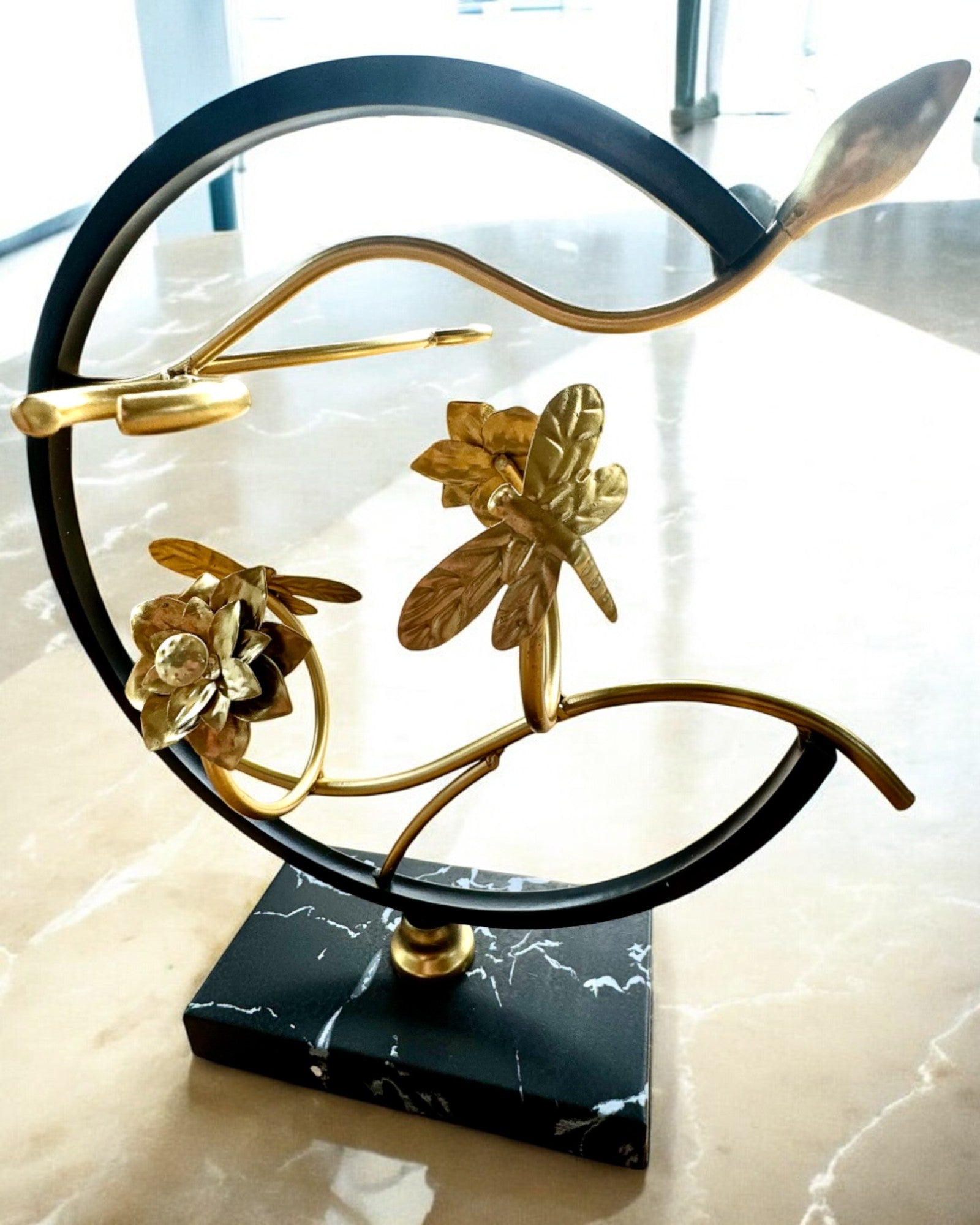 Стійка "Елегантна Комаха" - для пляшки вина та келихів, висота 33 см, можливість персоналізації гравіюванням на подарунок