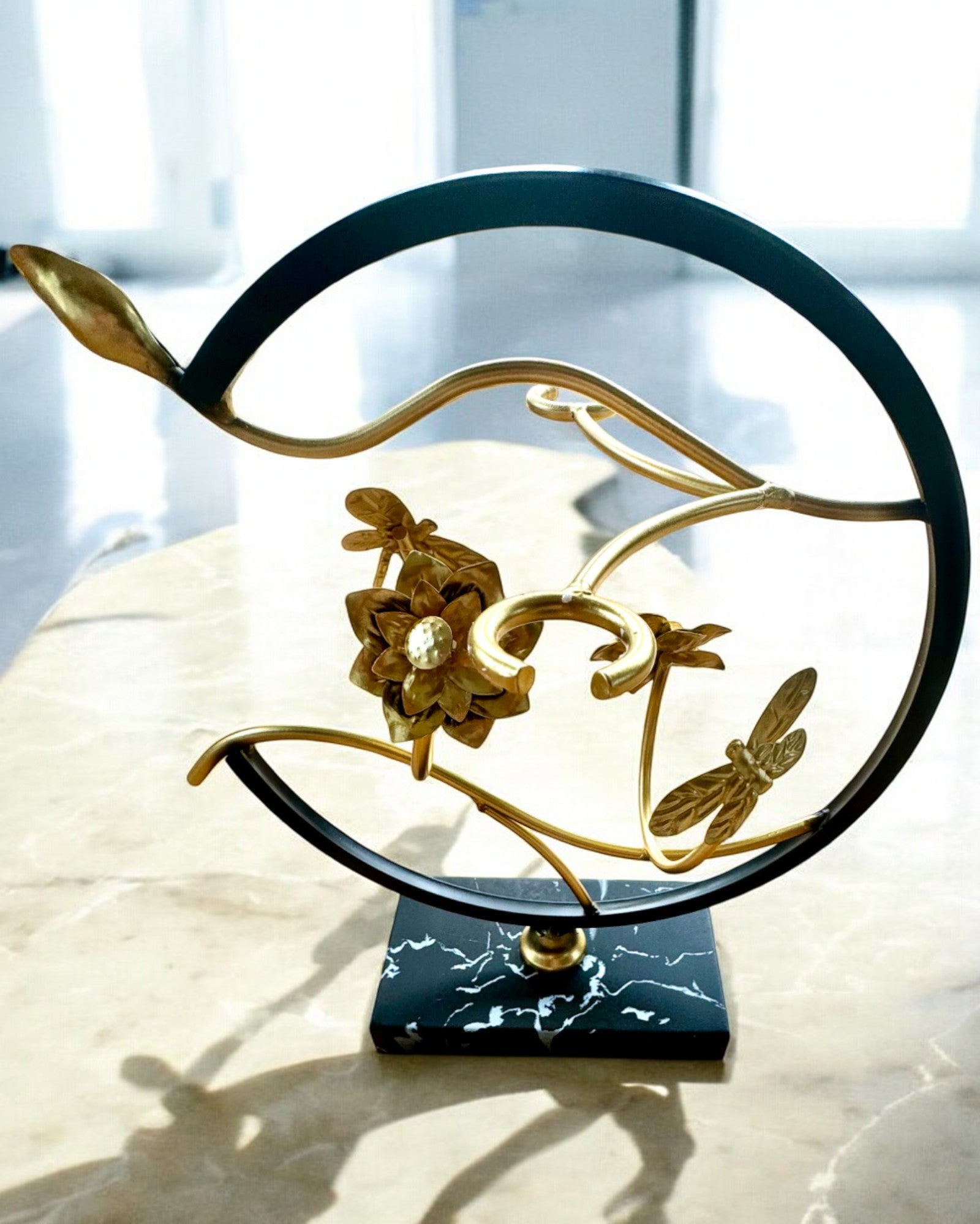 Стійка "Елегантна Комаха" - для пляшки вина та келихів, висота 33 см, можливість персоналізації гравіюванням на подарунок