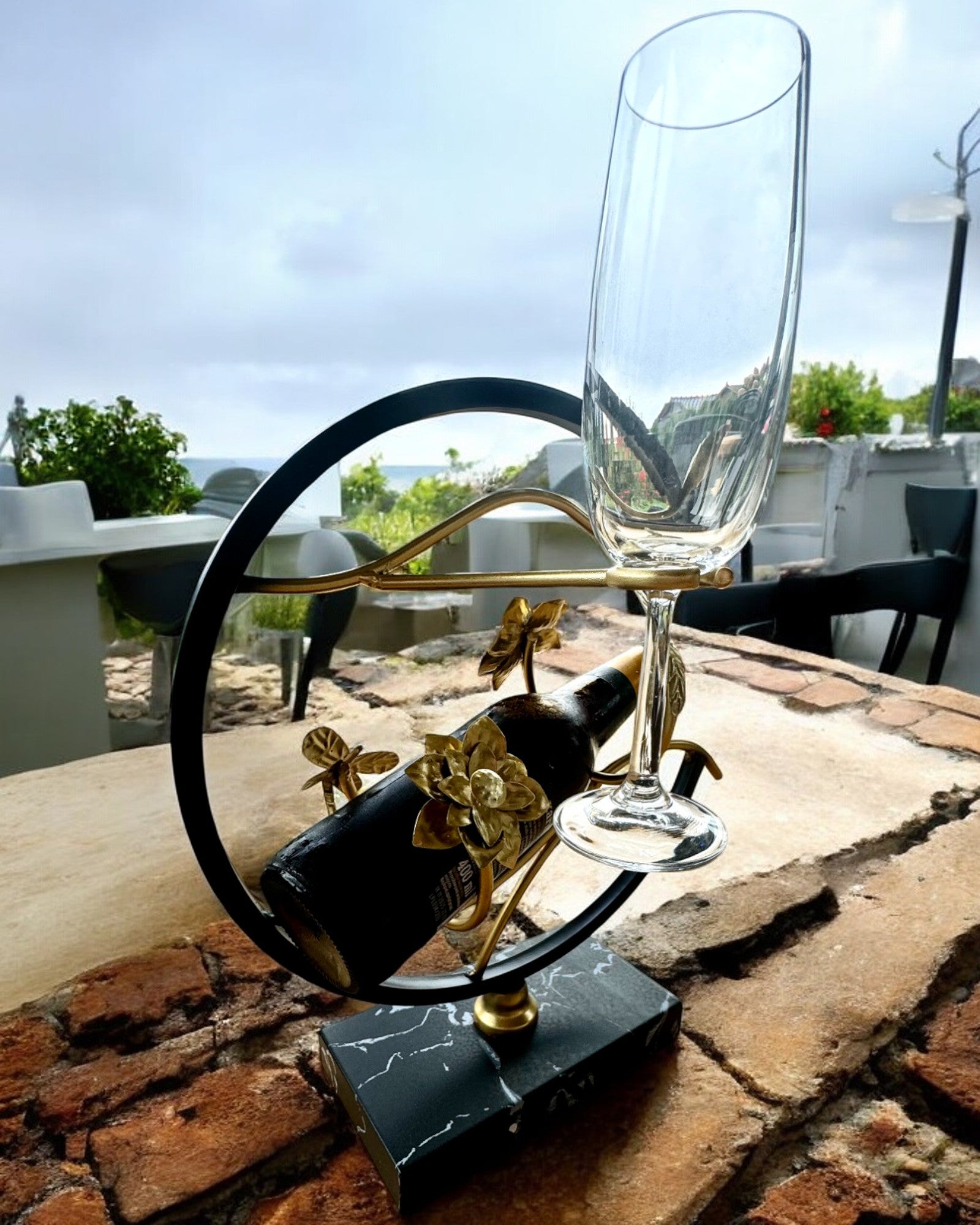 Стійка "Елегантна Комаха" - для пляшки вина та келихів, висота 33 см, можливість персоналізації гравіюванням на подарунок