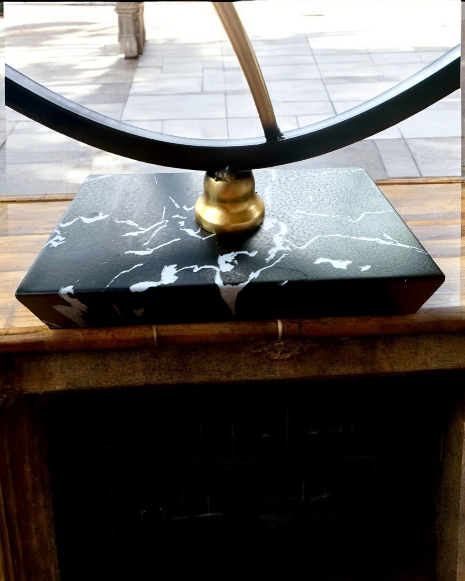 Стійка "Елегантна Комаха" - для пляшки вина та келихів, висота 33 см, можливість персоналізації гравіюванням на подарунок