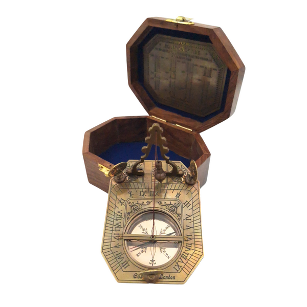 Busolă elegantă din alamă cu cadran solar în cutie din lemn - Cadou ideal pentru călători, stil retro, dimensiuni: 11.5 x 8.8 x 9.0 cm, material: alamă și lemn