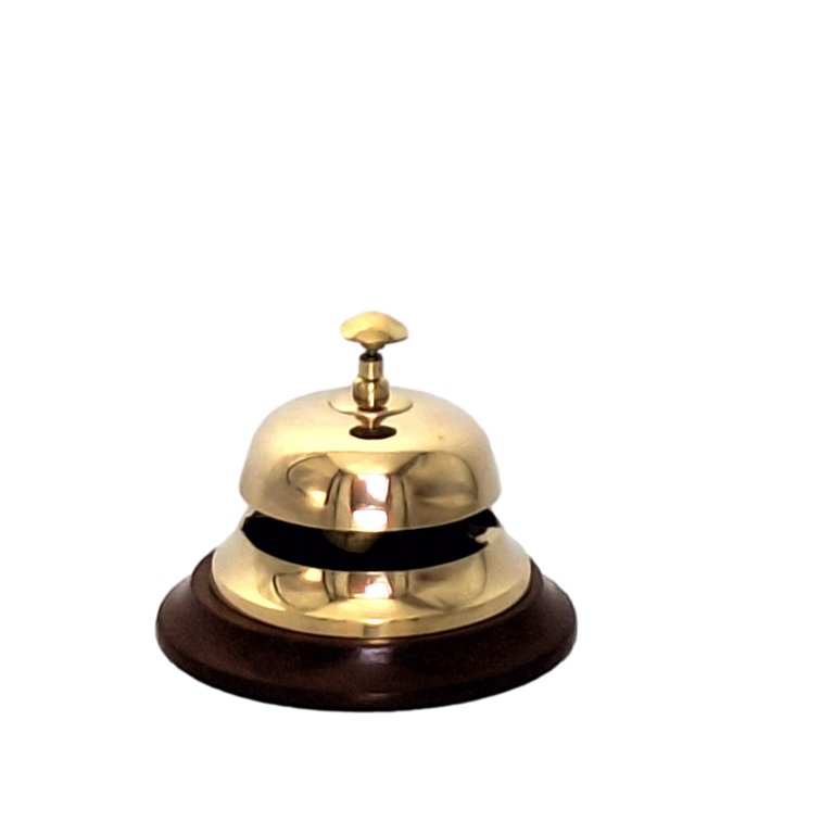 Gong hotelier din alamă pe bază din lemn TB27/4, cu posibilitate de personalizare prin gravură, cadou elegant în culorile auriu și maro, înălțime 11 cm, diametru 12 cm