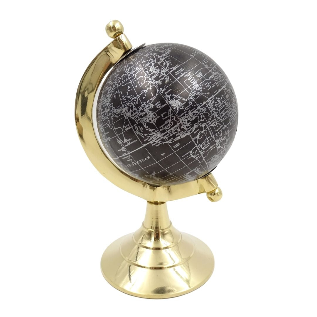 Glob decorativ Black & Gold, cu posibilitate de personalizare a gravurii – accesoriu elegant pentru cadou, înălțime 20 cm, bază din alamă, hartă neagră cu inscripții argintii