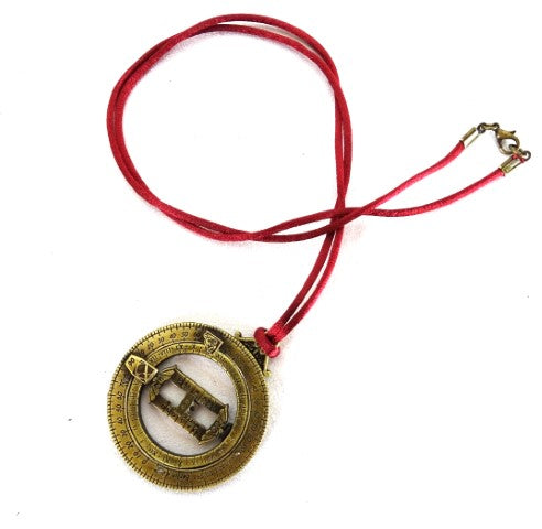 Miniaturowy zegar słoneczny H90 z pierścieniami astronomicznymi, personalizowany grawer, idealny prezent, bordowe zawiesie, wykonanie ze znalu i mosiądzu, średnica 45mm