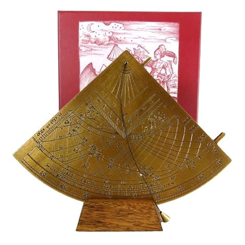 Cadran solar Gunter H39 din alamă, cu bază din lemn, posibilitate de personalizare prin gravură, cadou ideal pentru pasionații de astronomie, înălțime 17 cm, ambalaj de cadou elegant