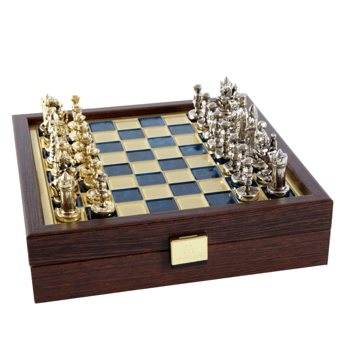 Șah elegant din alamă premium 20x20cm Bizanț, cu gravură personalizată - cadou ideal pentru șahist și iubitor de istorie - piese realizate manual, cu finisaj auriu și argintiu