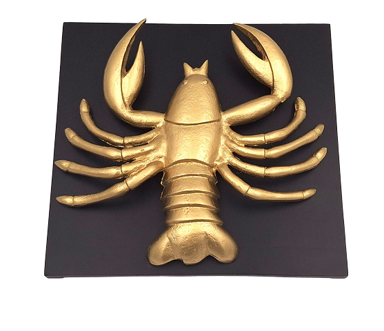 Złota figurka dekoracyjna Raka z aluminium z możliwością personalizacji grawerem - elegancki prezent na każdą okazję, wymiary 29 x 27,5 x 9 cm, czarna drewniana podstawa