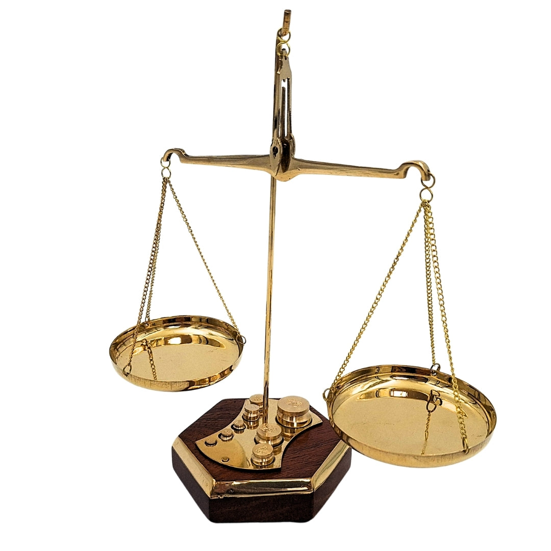 Balanță cu talere retro din alamă și lemn, cu posibilitate de personalizare prin gravură – cadou ideal pentru avocat, judecător sau farmacist – dimensiuni 24x20x9,5 cm