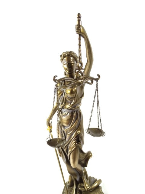 Figurka Temida 35 cm z możliwością personalizacji grawerem - elegancki prezent dla prawnika, sędziego lub radcy prawnego, wykonana z polyresinu w złotym kolorze z antycznym wykończeniem