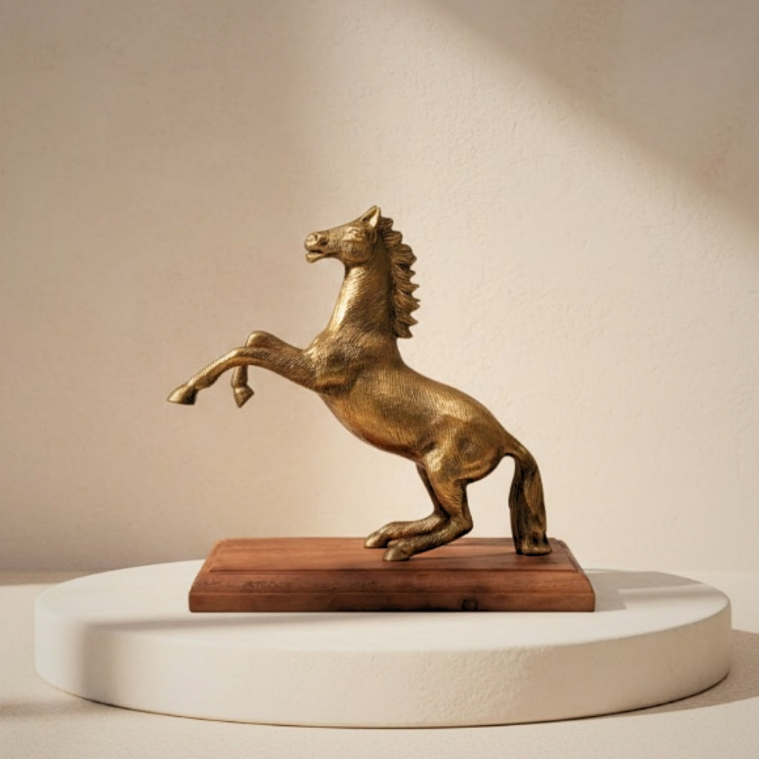 Figurka konia aluminiowa na drewnianej podstawie z możliwością personalizacji grawerem - elegancki prezent w kolorze złotym i brązowym, wysokość 27.5 cm