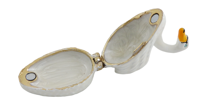 Elegant metal gift box shaped like a swan with customizable engraving, white and gold, perfect for storing jewelry - dimensions 5x3.7x2.7 cm