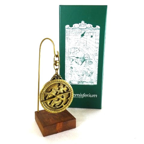 Astrolab miniatural H81 pe bază din lemn, cu posibilitate de personalizare prin gravură - element decorativ elegant, cadou pentru pasionații de astronomie, înălțime 13 cm, diametru 4,5 cm, execuție deosebită cu atenție la detalii