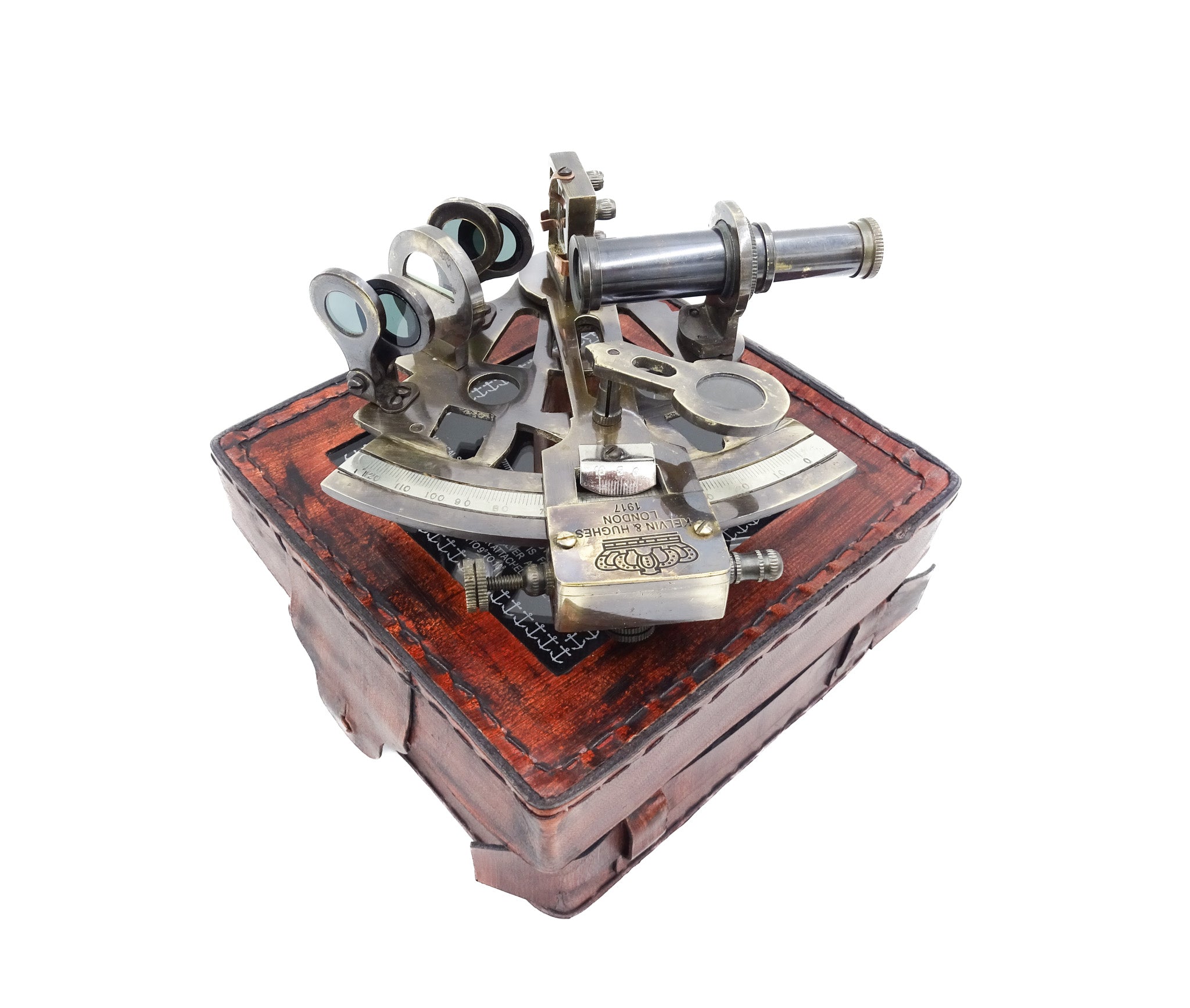 Sextant din alamă cu gravură în cutie din piele - replică din 1917, ideal ca dar pentru marinari și astronomi, dimensiuni 13x12x6 cm, antic, material: alamă și sticlă