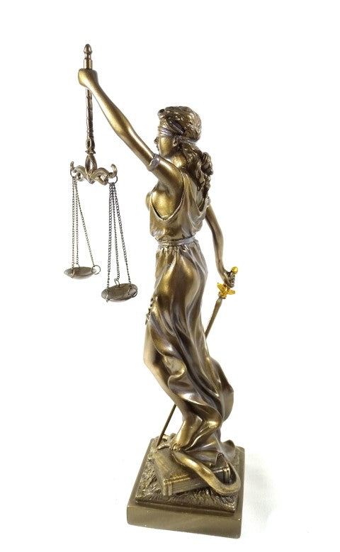 Figurka Temida 35 cm z możliwością personalizacji grawerem - elegancki prezent dla prawnika, sędziego lub radcy prawnego, wykonana z polyresinu w złotym kolorze z antycznym wykończeniem