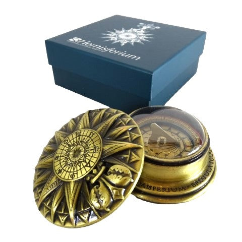 Compas solar renascentist din alamă, cu gravură - cadou vintage elegant, cu înălțimea de 4,5 cm și diametrul de 8,5 cm