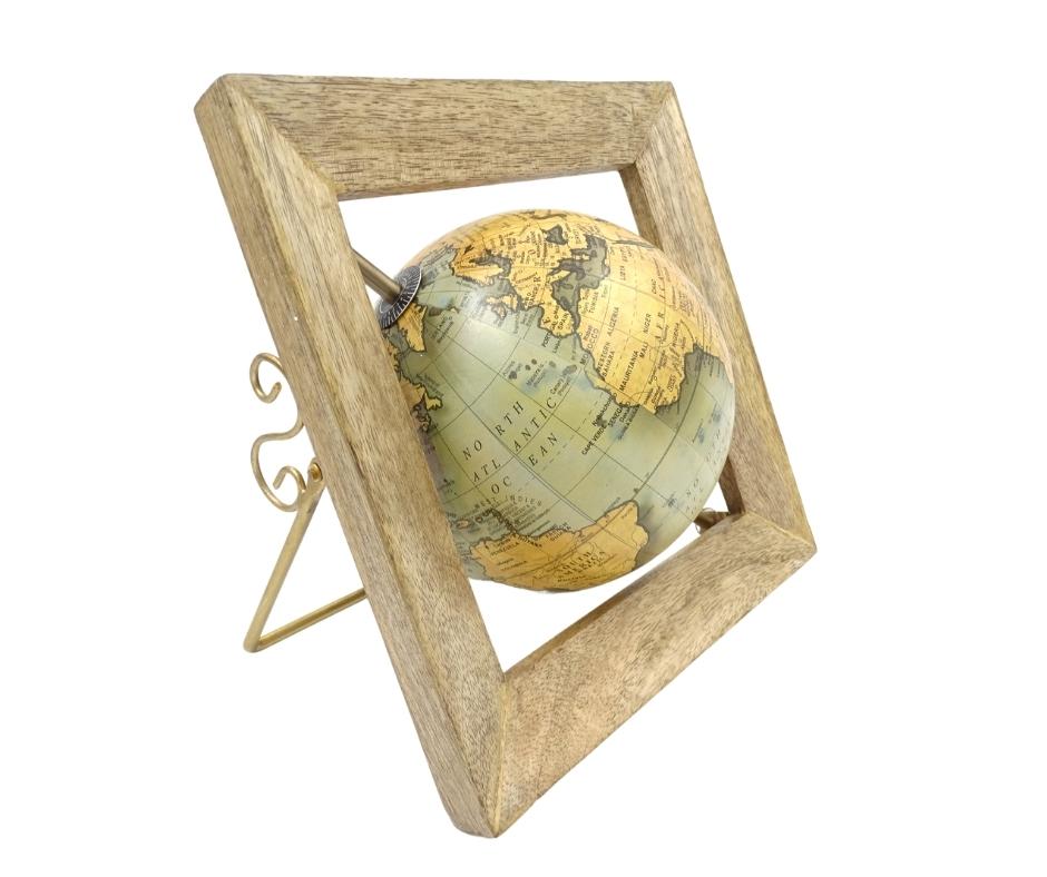 Globus dekoracyjny GLB-40 w drewnianej ramce z możliwością personalizacji grawerem, niebiesko-żółta mapa, średnica 15 cm