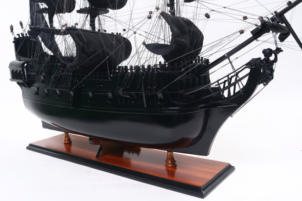 Model statku pirackiego Czarna Perła BP80R z możliwością personalizacji grawerem, długość 89 cm, ekskluzywny prezent na każdą okazję, rzemiosło artystyczne, drewniana podstawa