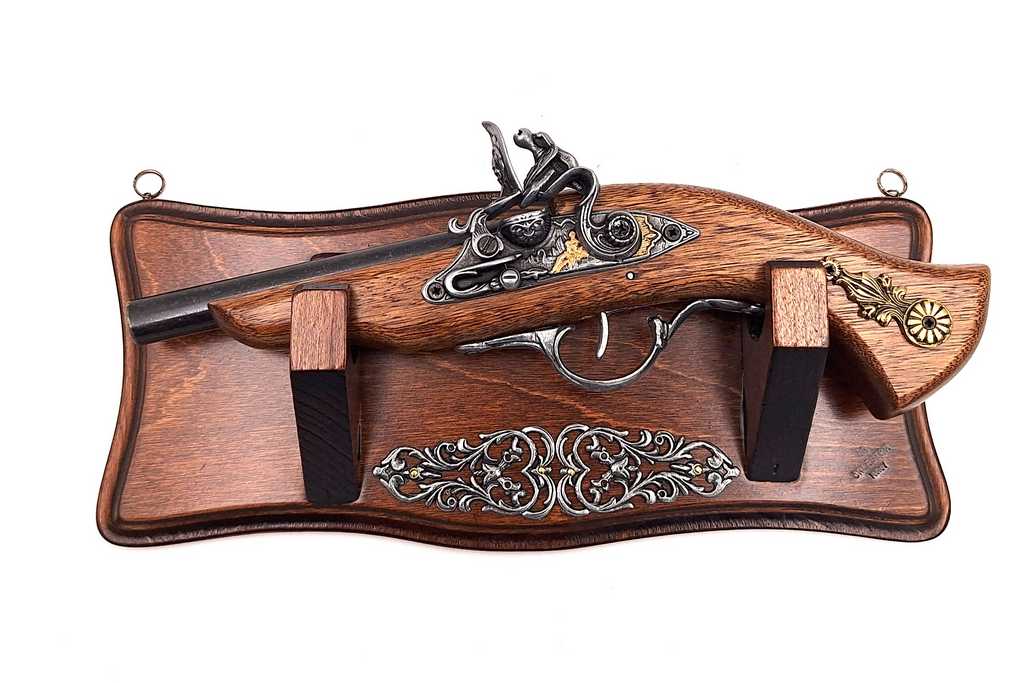Replică a pistolului TR-239 pe suport de agățat pe perete, cu posibilitate de personalizare prin gravură