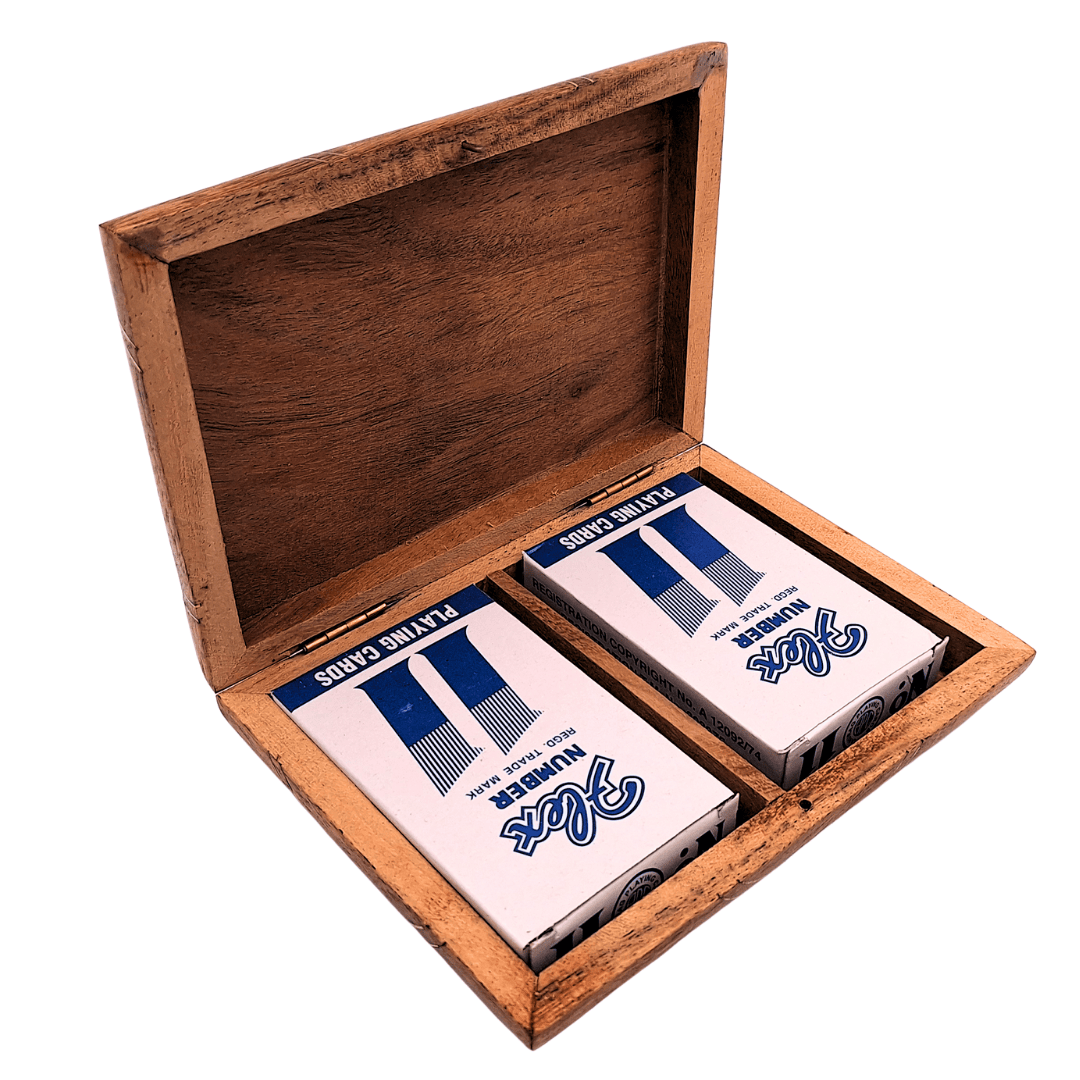 Elegantní sada 2 balíčků karet v dřevěné krabičce s možností personalizace rytím