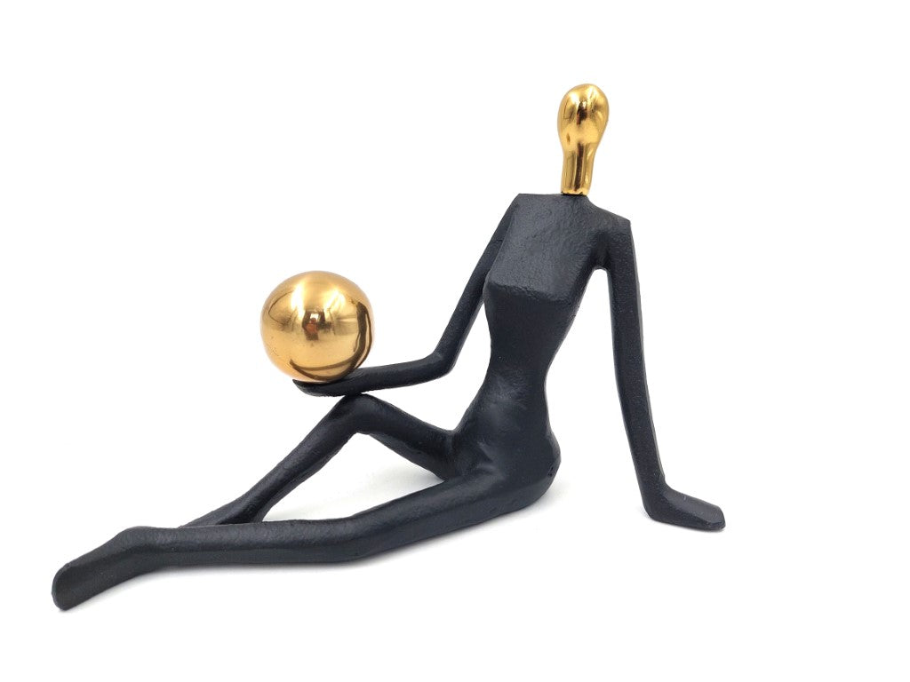 Figurka dekoracyjna Kobieta Gimnastyczka z piłką, personalizowany grawer, wysokość 15cm, czarna i złota, idealny prezent na każdą okazję