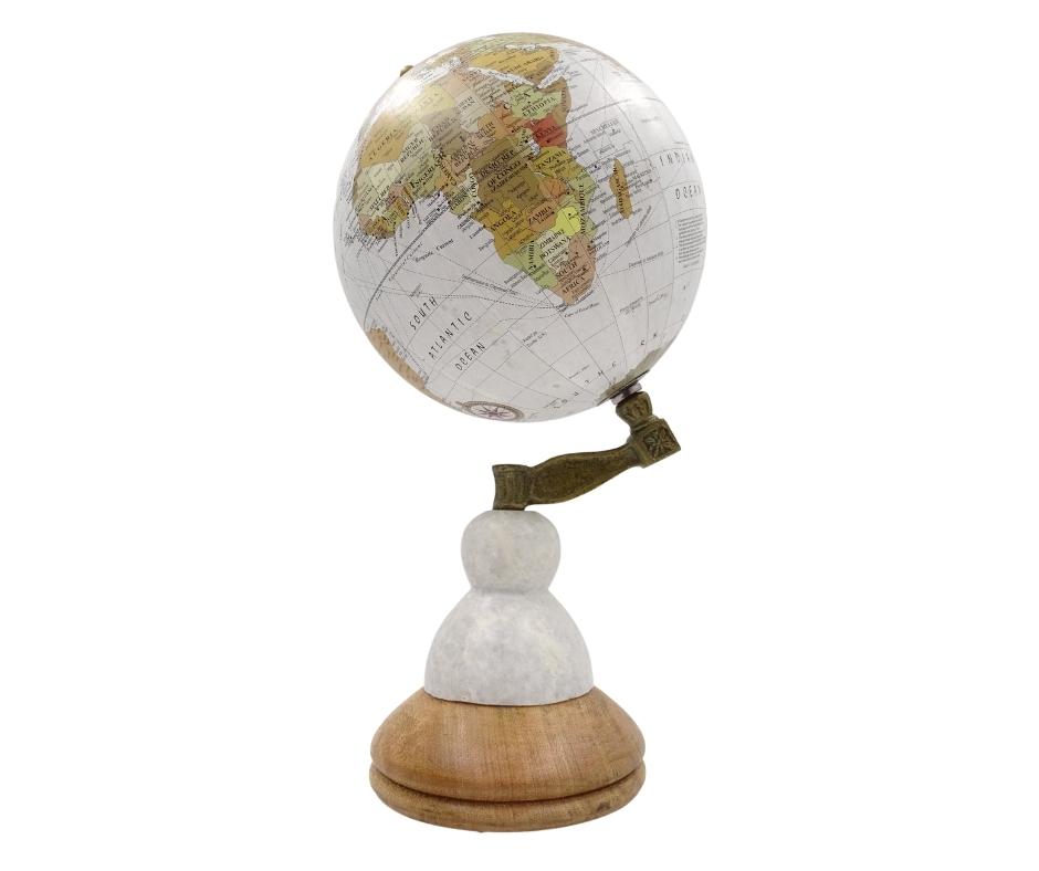 Globus Dekoracyjny Voyager na Marmurowo-Drewnianej Podstawie z Opcją Personalizacji Graweru – Elegancki Prezent dla Miłośników Podróży, Wysokość 32 cm, Średnica 15,5 cm, Biała Mapa z Kolorowymi Kontynentami