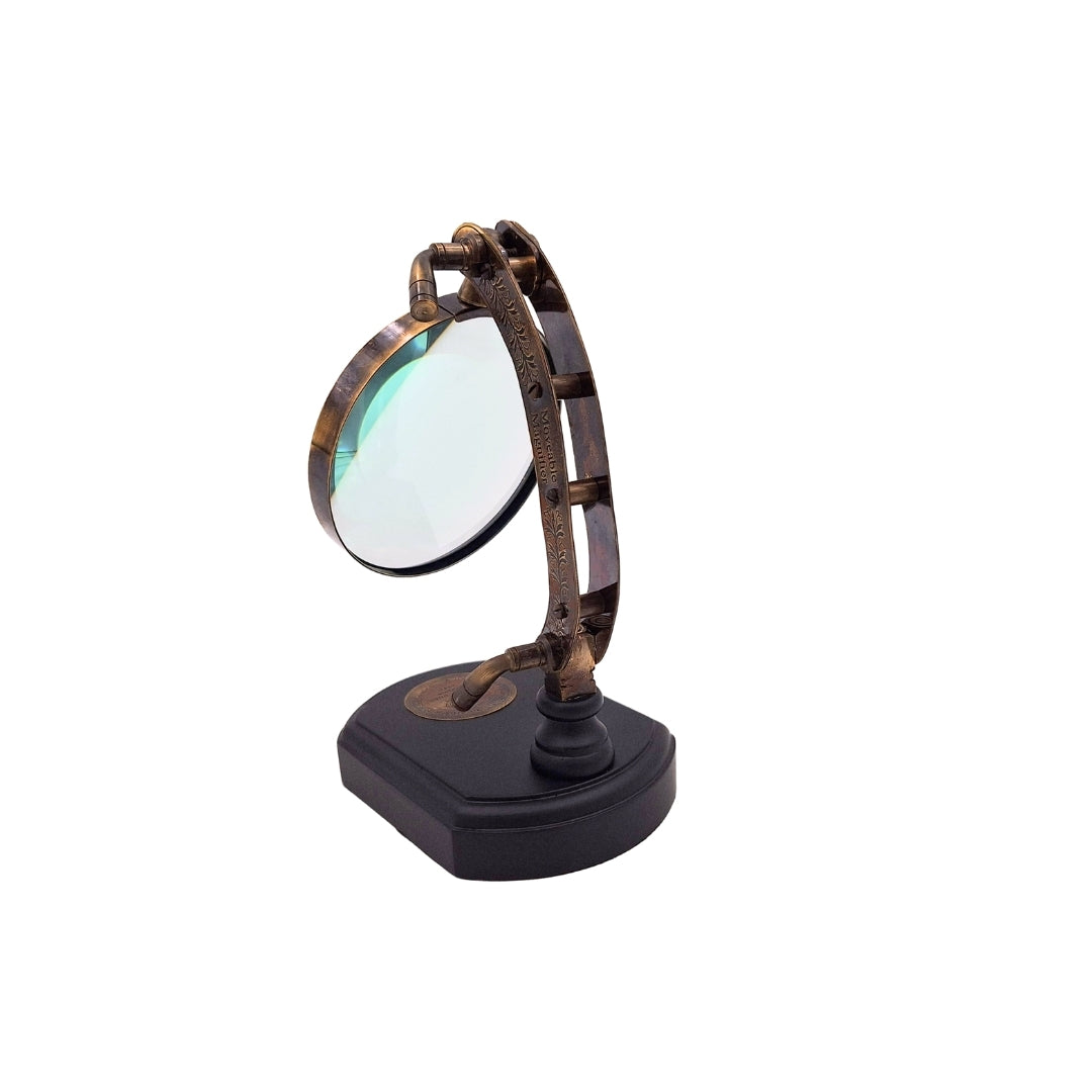 Lupă elegantă pe bază din lemn cu reglare, posibilitate de personalizare prin gravură, ideală pentru cadou, înălțime 20 cm, lentilă de mărire 10 cm, carcasă și braț din alamă