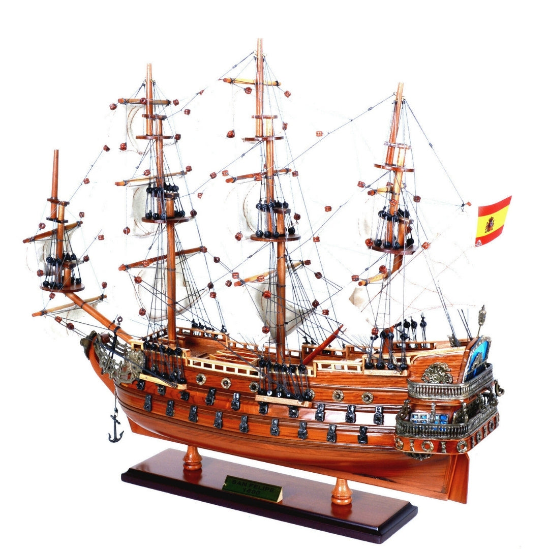Exkluzivní model plachetnice San Felipe SF45R s rozvinutými plachtami, ručně vyrobený z exotického dřeva, možnost personalizace gravírováním, ideální jako dárek, rozměry 48,3 cm x 17,8 cm x 45,7 cm