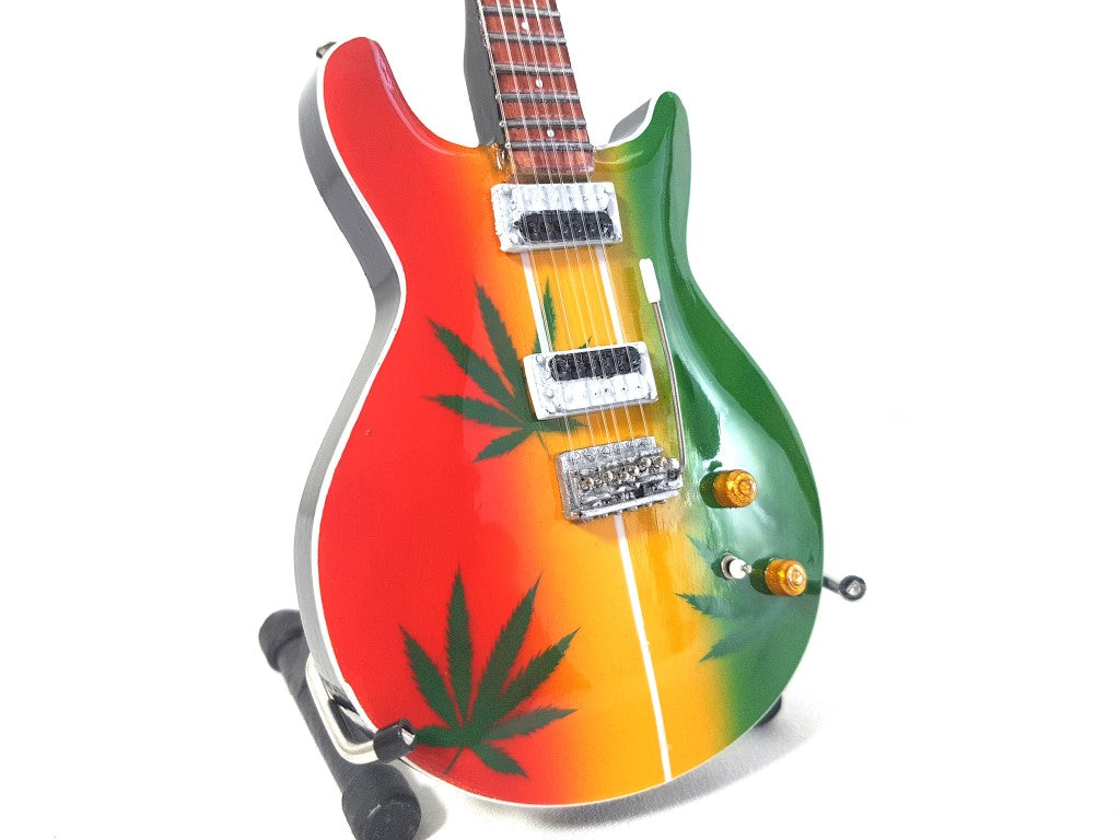 Mini gitara Bob Marley Tribute Ganja MGT-0468 z możliwością personalizacji grawerem, idealny prezent dla fanów reggae, ręcznie wykonana z mahoniowego drewna, wysokość 27,5 cm, kolor żółty, czerwony, zielony, biały